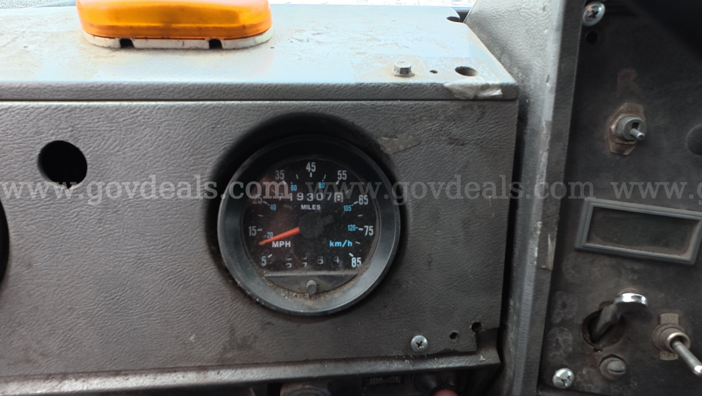 2005 Mack RD688S Tri/A Roll Off Truck Mack RD688S Government Surplus Auction - Photo #5