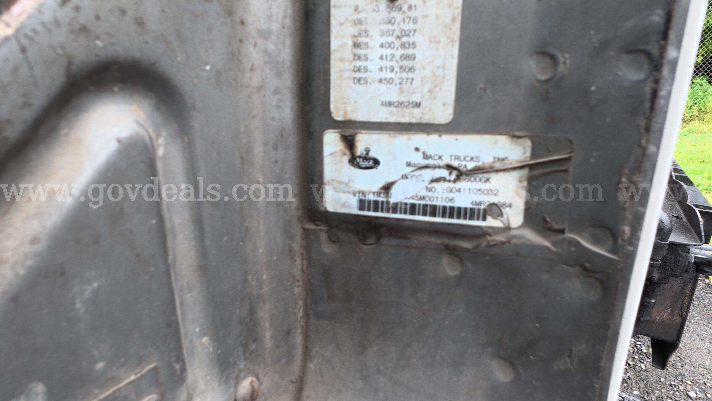 2005 Mack RD688S Tri/A Roll Off Truck Mack RD688S Government Surplus Auction - Photo #6