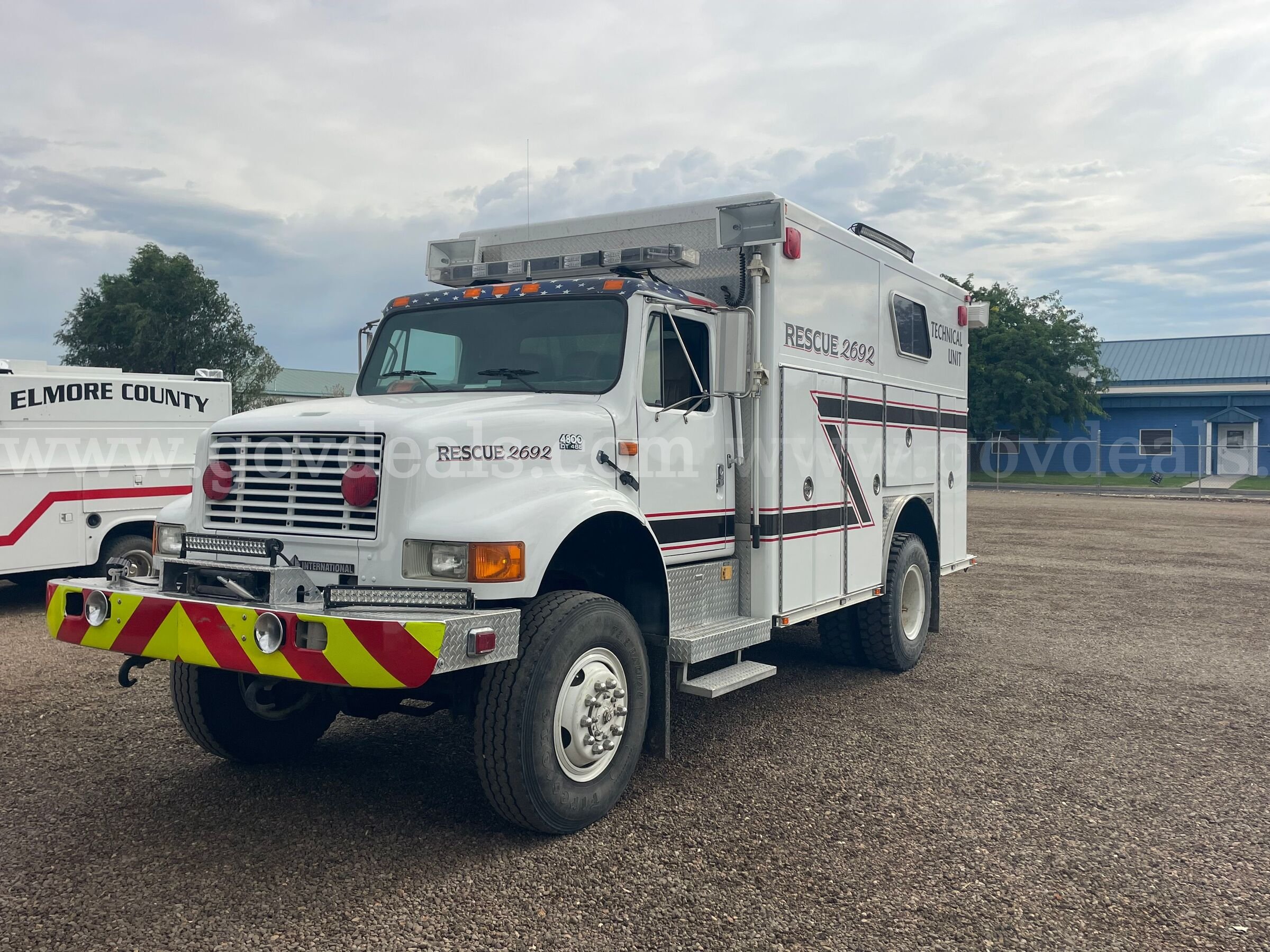 1994 International 4800 Walk-In Rescue 4WD **Low Miles** International 4800 Government Surplus Auction - Photo #2