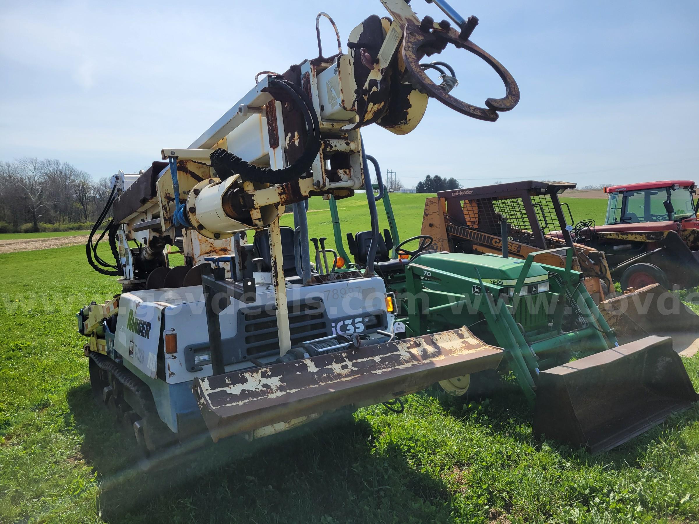 IHI IC35 Digger, Carrier, Crawler for Utility Installation IHI IC35 Government Surplus Auction - Photo #2