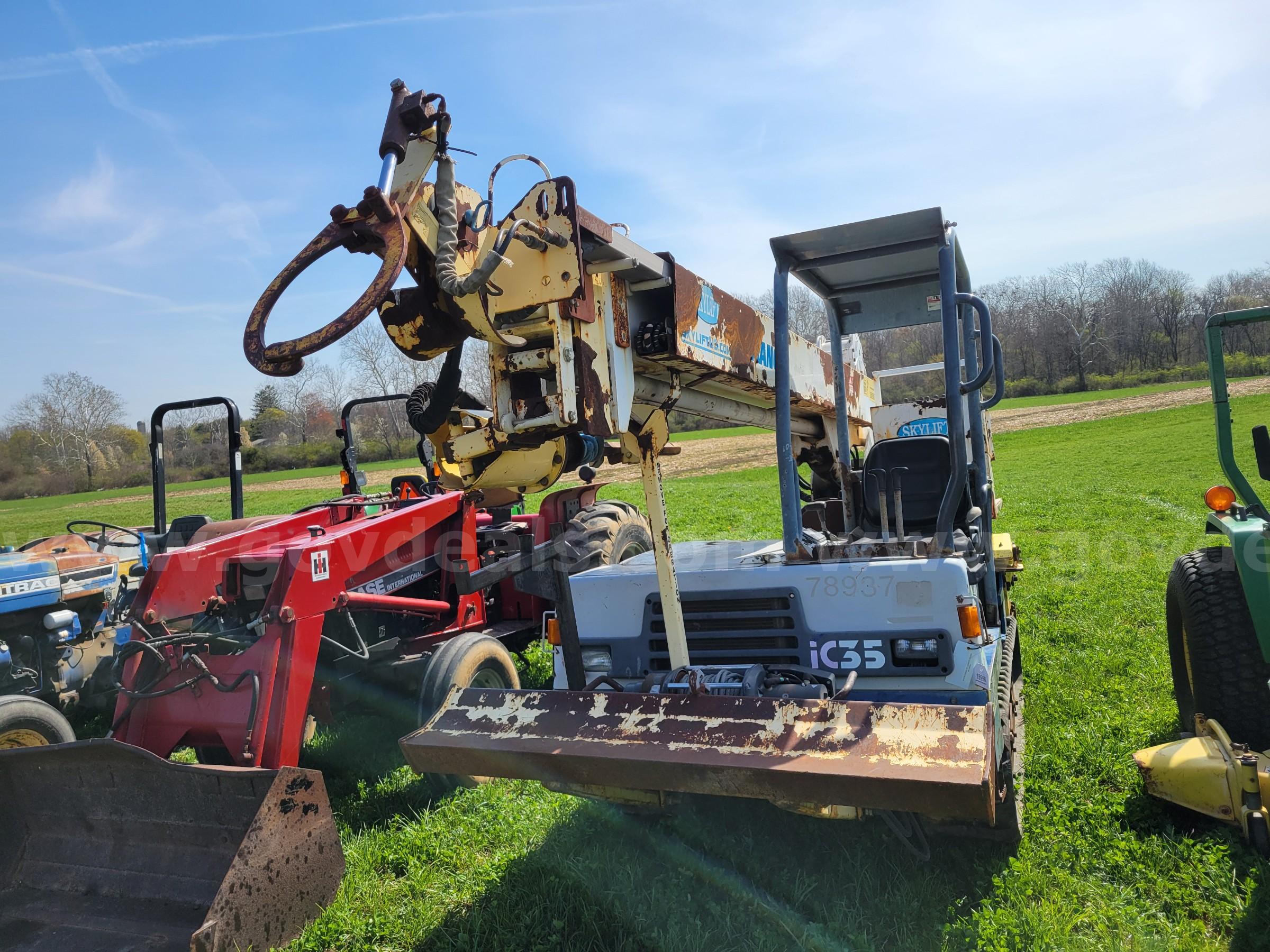 IHI IC35 Digger, Carrier, Crawler for Utility Installation IHI IC35 Government Surplus Auction - Photo #3
