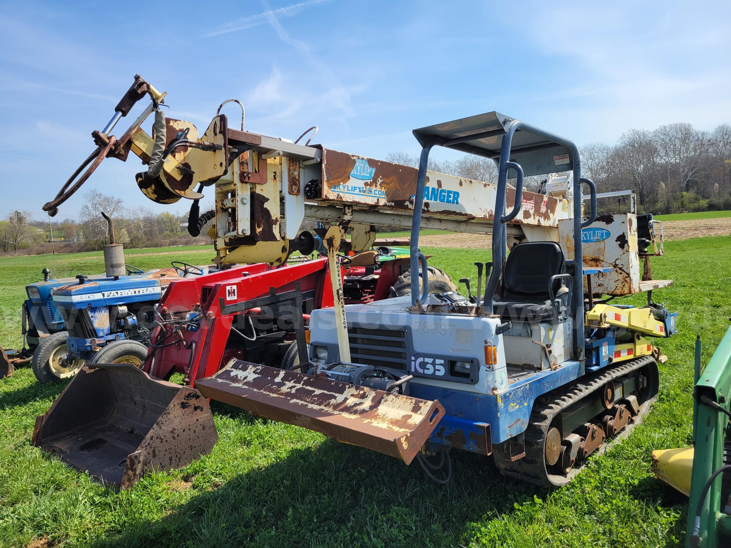 IHI IC35 Digger, Carrier, Crawler for Utility Installation IHI IC35 Government Surplus Auction - Photo #4