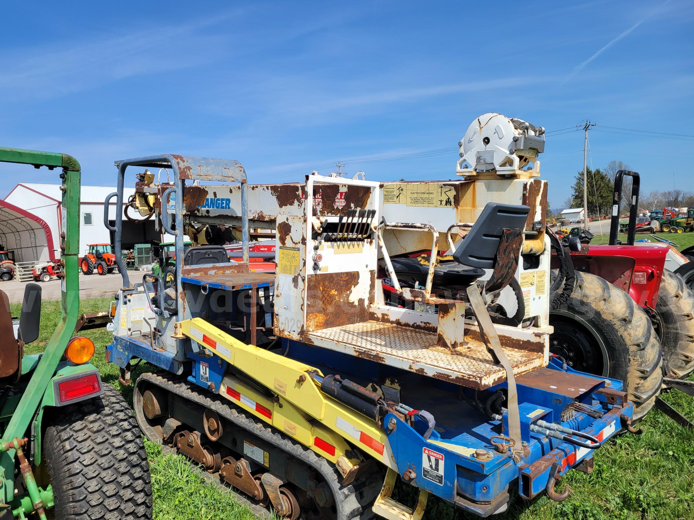 IHI IC35 Digger, Carrier, Crawler for Utility Installation IHI IC35 Government Surplus Auction - Photo #5