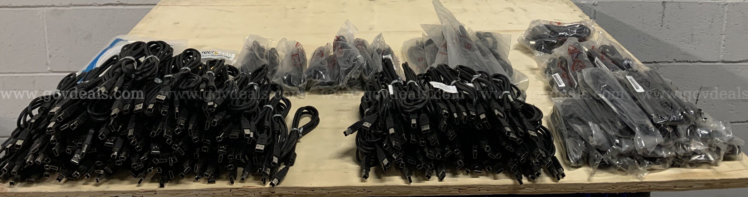 Lot of 152 NEW OEM Video, USB & Display Cables – Samsung, HP, Dell, C2G, StarTech Dell 152 Government Surplus Auction - Photo #4