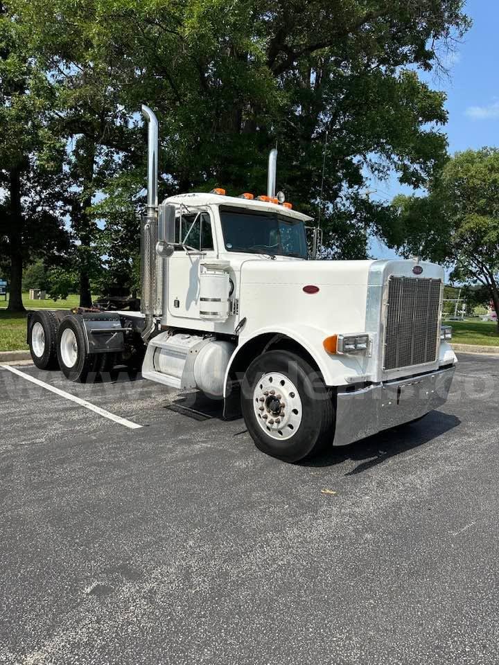 2000 PETERBILT 379 LONG NOSE TRACTOR TRUCK Peterbilt 379 Government Surplus Auction - Photo #3