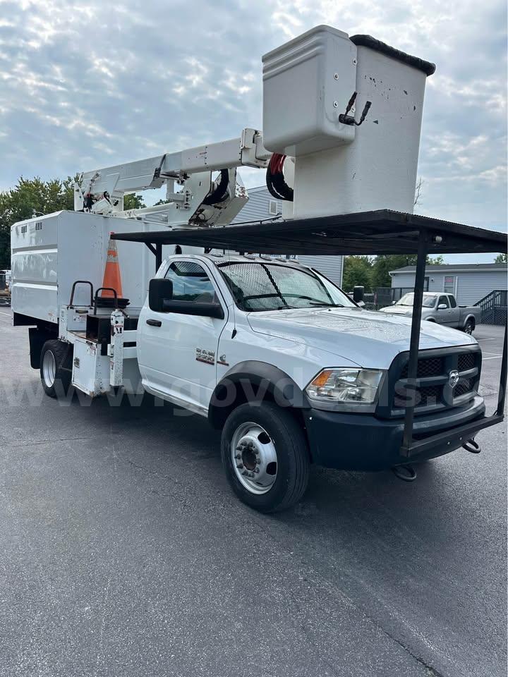 2017 RAM 5500 4 X 4 CHIPPER DUMP TRUCK RAM RAM 5500 Government Surplus Auction - Photo #3