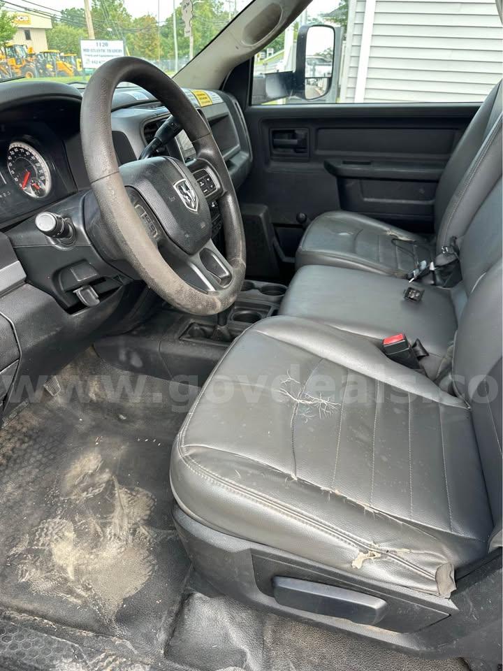 2017 RAM 5500 4 X 4 CHIPPER DUMP TRUCK RAM RAM 5500 Government Surplus Auction - Photo #5