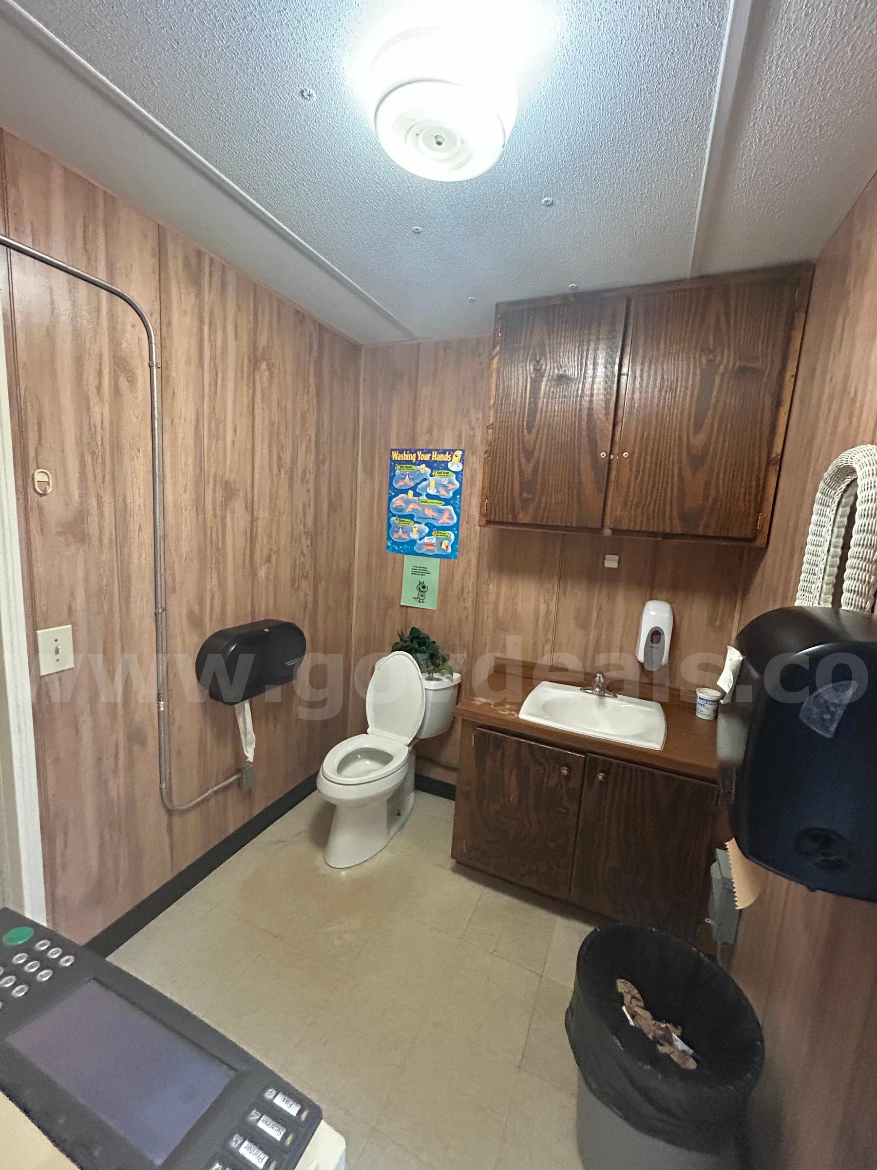 24'x36'L double wide mobile classroom T&R CUSTOMS 1555A Government Surplus Auction - Photo #4