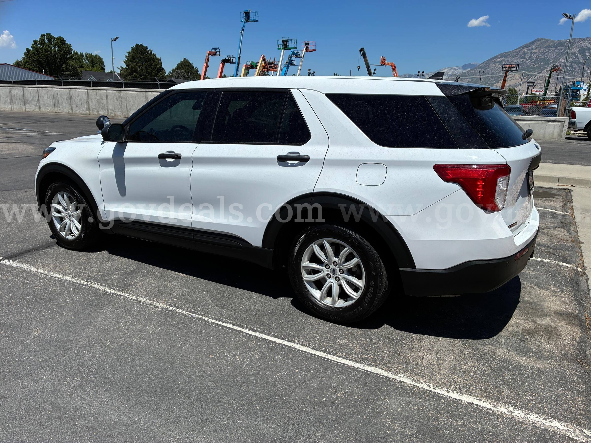 2021 FORD EXPLORER AWD RUNS AND DRIVES - SHIPPING AVAILABLE Ford EXPLORER Government Surplus Auction - Photo #4