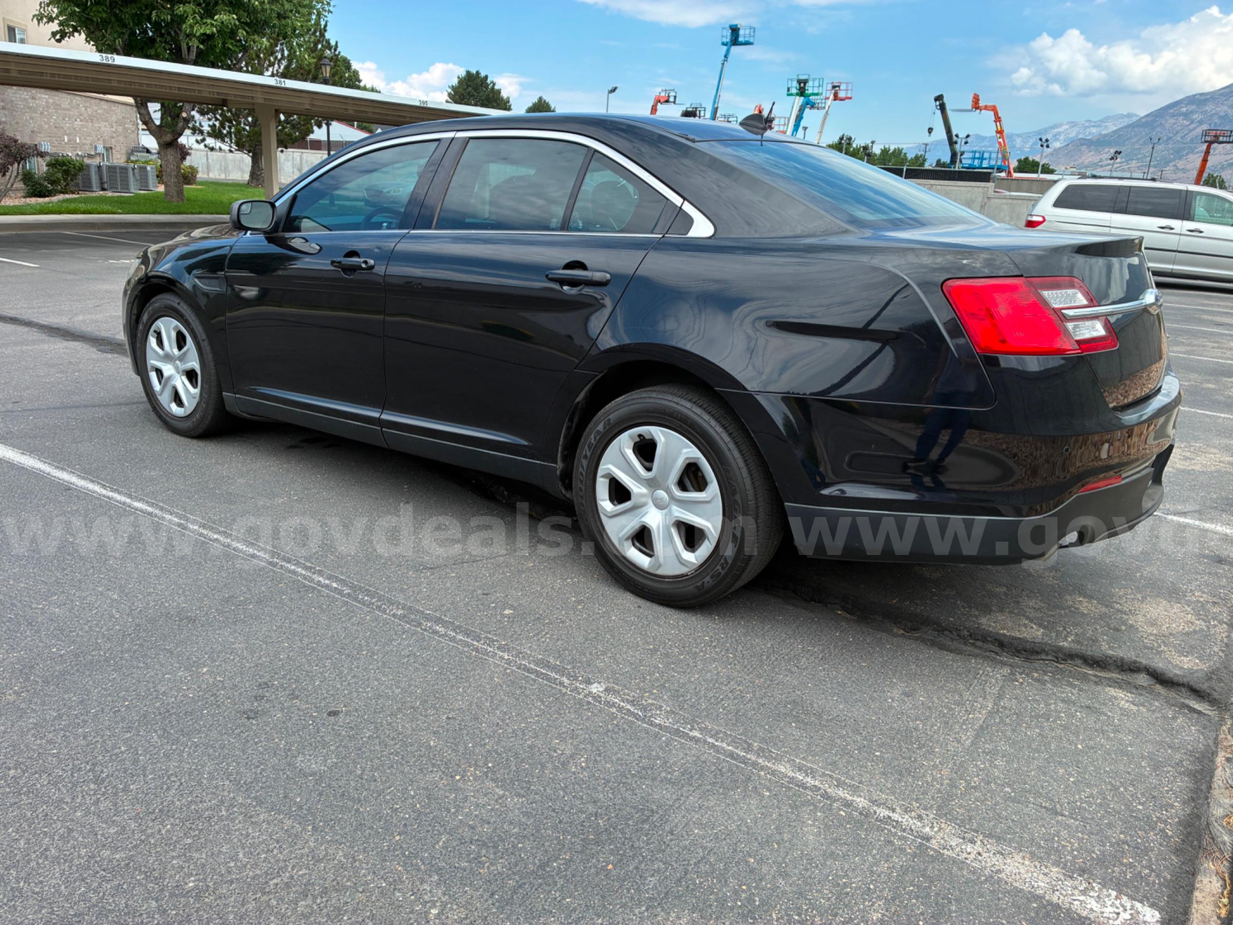 2017 FORD TAURUS RUNS AND DRIVES - SHIPPING AVAILABLE Ford TAURUS Government Surplus Auction - Photo #4