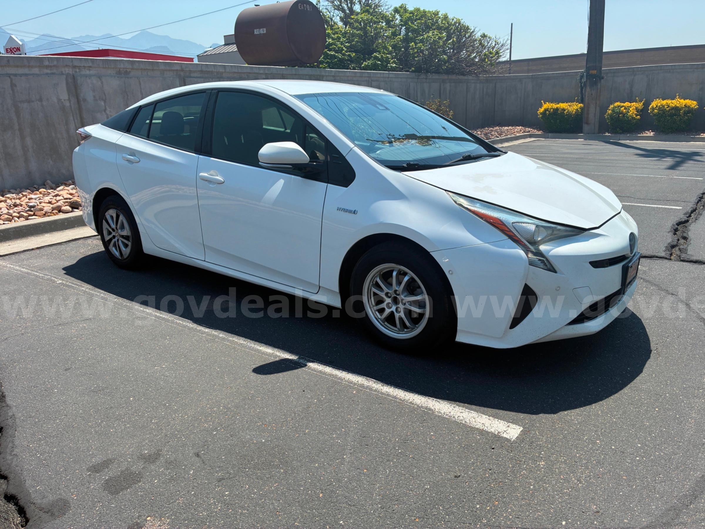 2017 TOYOTA PRIUS TWO RUNS AND DRIVES - SHIPPING AVAILABLE Toyota PRIUS Government Surplus Auction - Photo #2