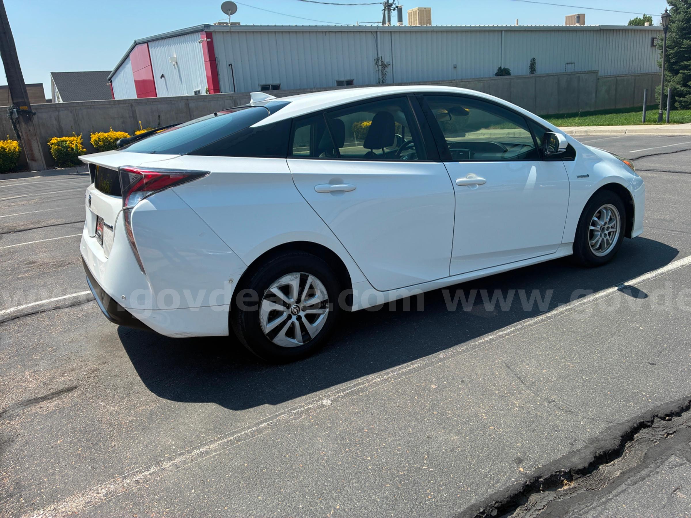 2017 TOYOTA PRIUS TWO RUNS AND DRIVES - SHIPPING AVAILABLE Toyota PRIUS Government Surplus Auction - Photo #3