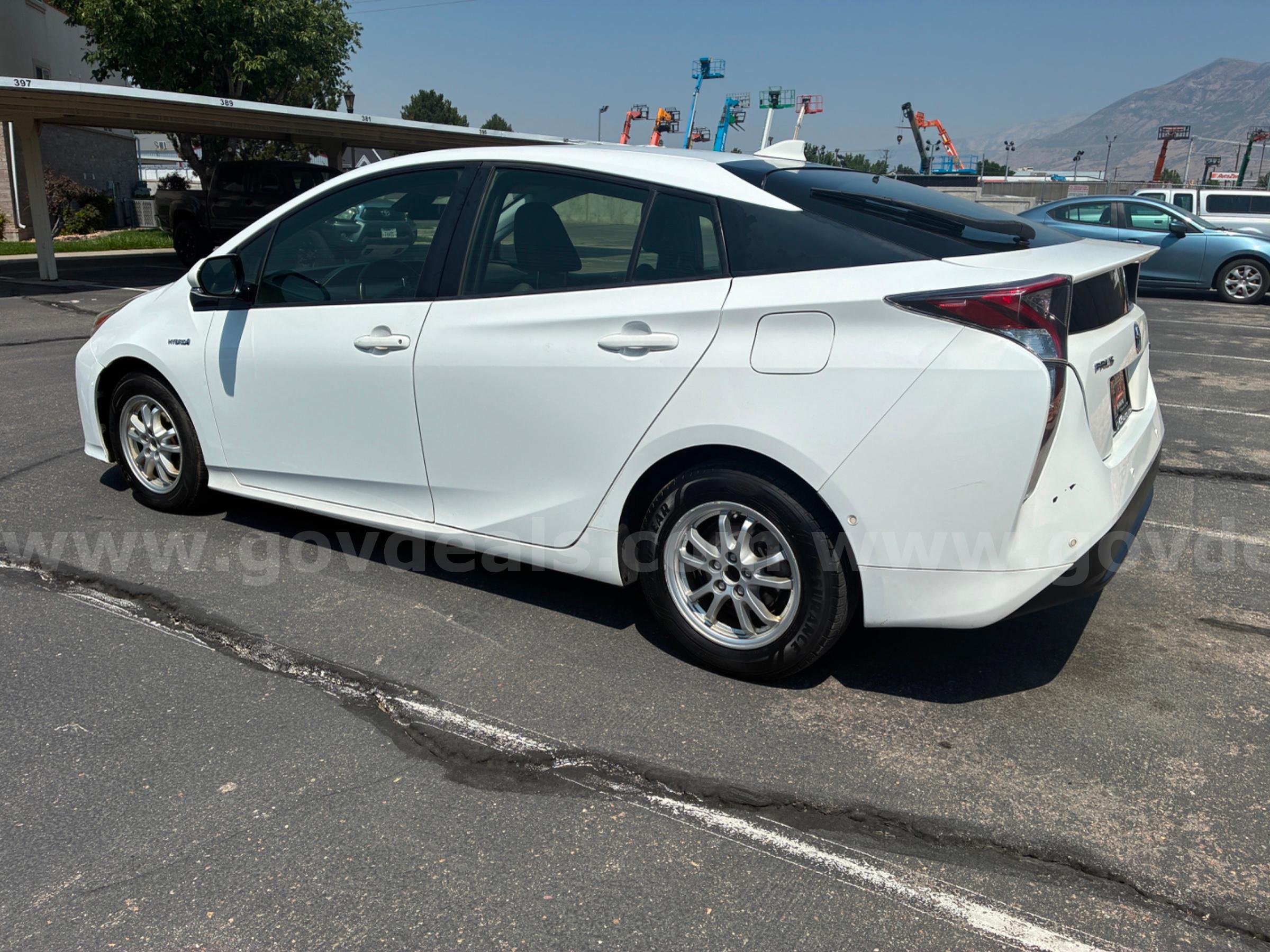 2017 TOYOTA PRIUS TWO RUNS AND DRIVES - SHIPPING AVAILABLE Toyota PRIUS Government Surplus Auction - Photo #4