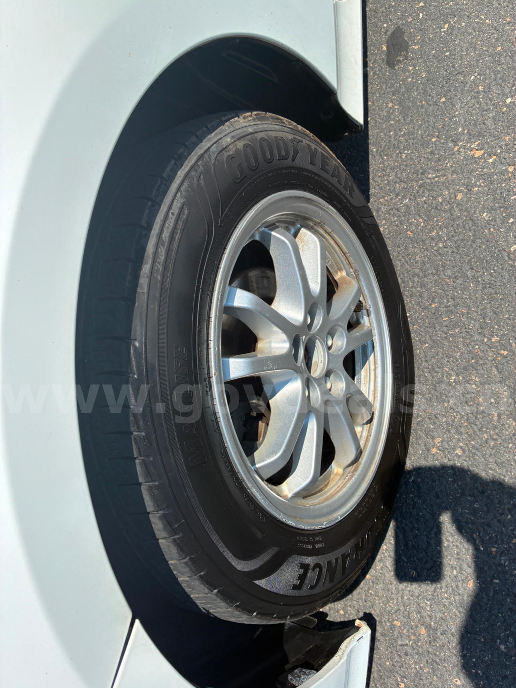 2017 TOYOTA PRIUS TWO RUNS AND DRIVES - SHIPPING AVAILABLE Toyota PRIUS Government Surplus Auction - Photo #6