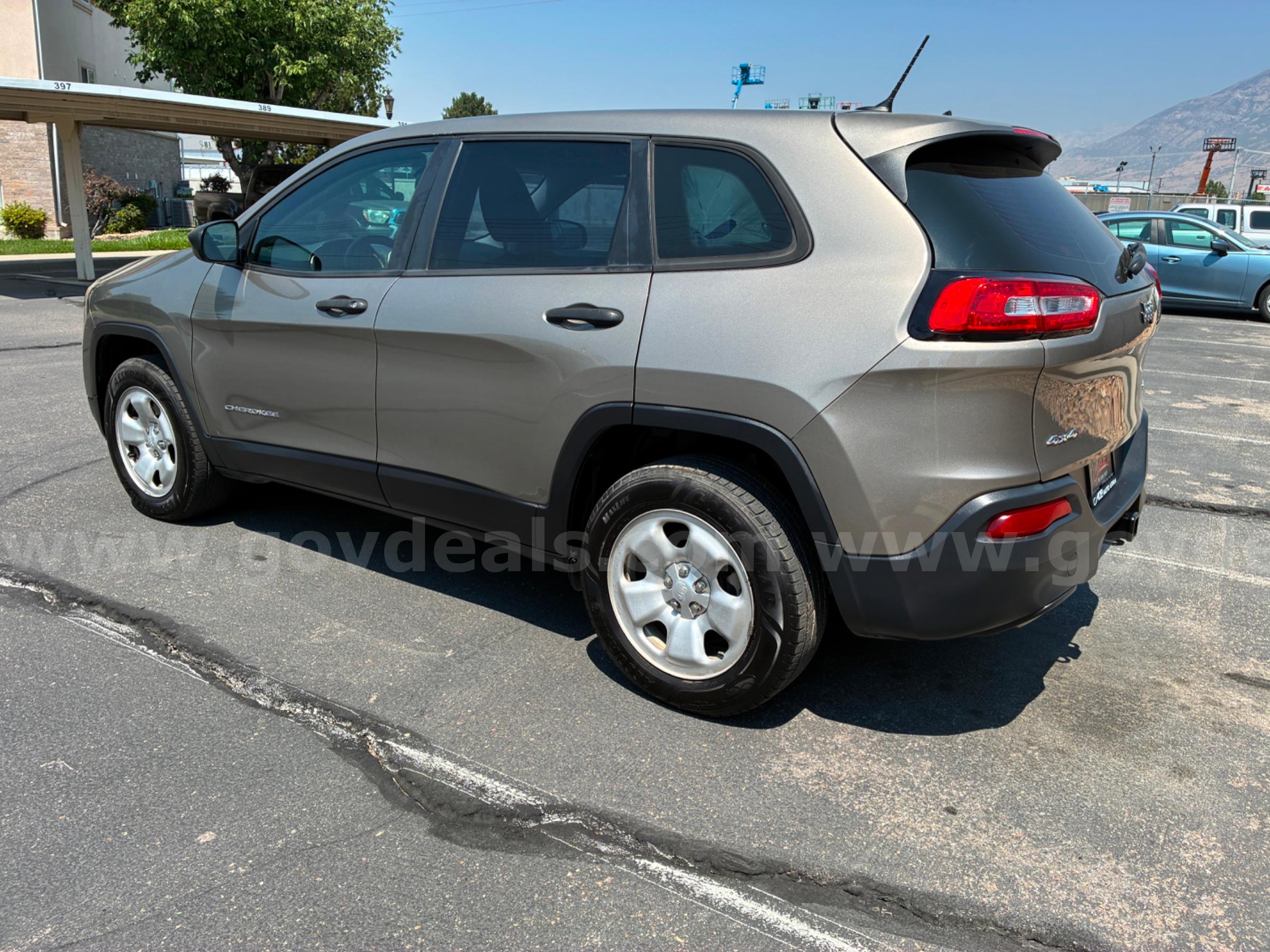2017 JEEP CHEROKEE RUNS AND DRIVES - SHIPPING AVAILABLE Jeep CHEROKEE Government Surplus Auction - Photo #4