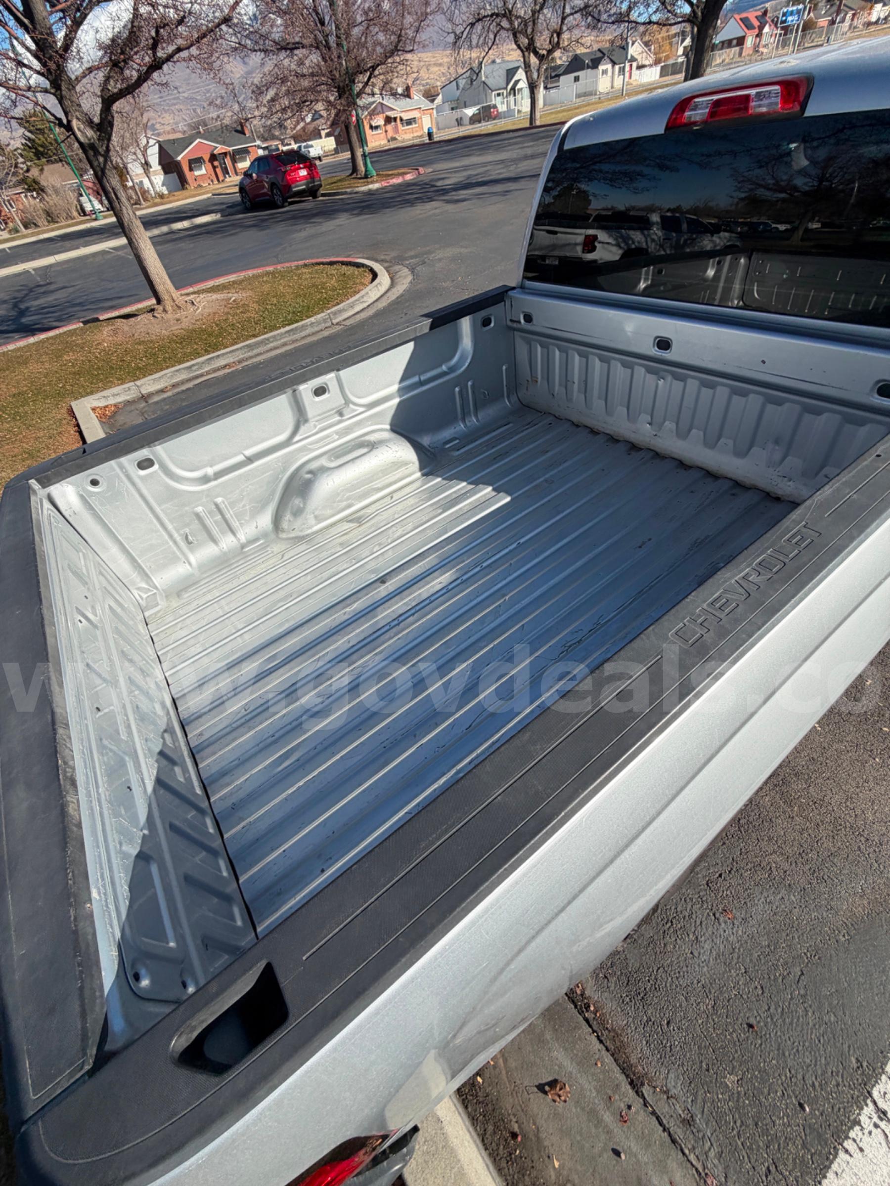 2018 CHEVROLET SILVERADO 1500 4WD - RUNS AND DRIVES Chevrolet SILVERADO Government Surplus Auction - Photo #6