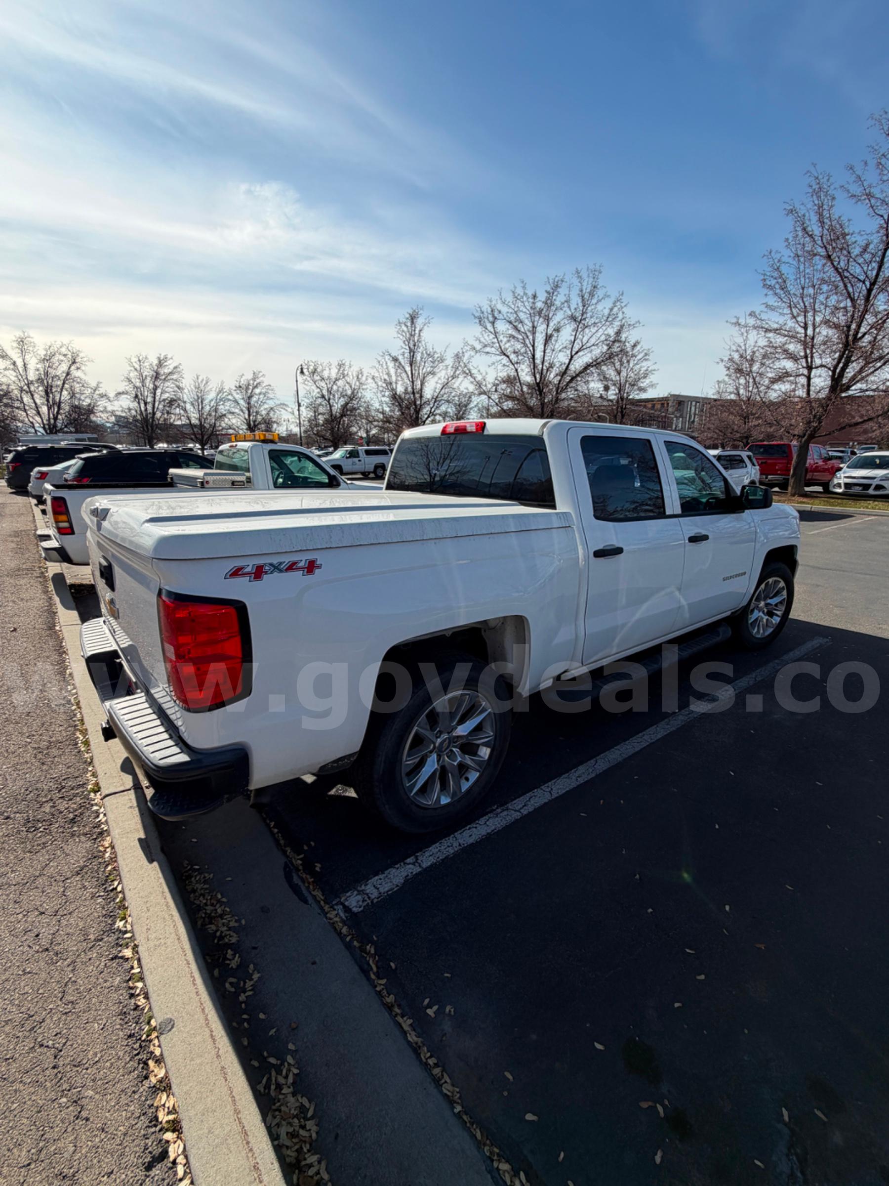 2017 CHEVROLET SILVERADO 1500 4WD - RUNS AND DRIVES Chevrolet SILVERADO Government Surplus Auction - Photo #5