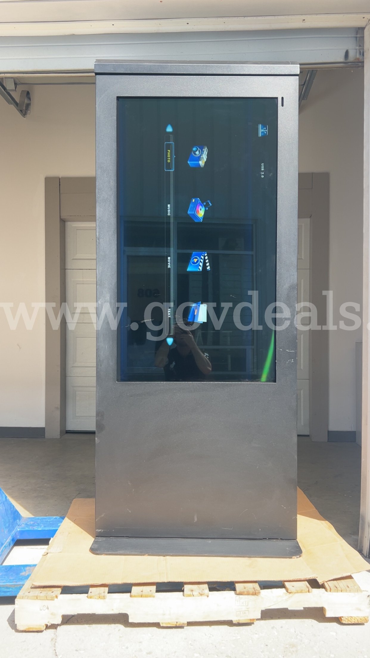 Peerless-AV Xtreme High Outdoor Display 55", IP68 - XHB552, Kiosk KOP555-S-XTR with Remote Control. Tested and Working Peerless-AV XHB552, KOP555-S-XTR Government Surplus Auction - Photo #2