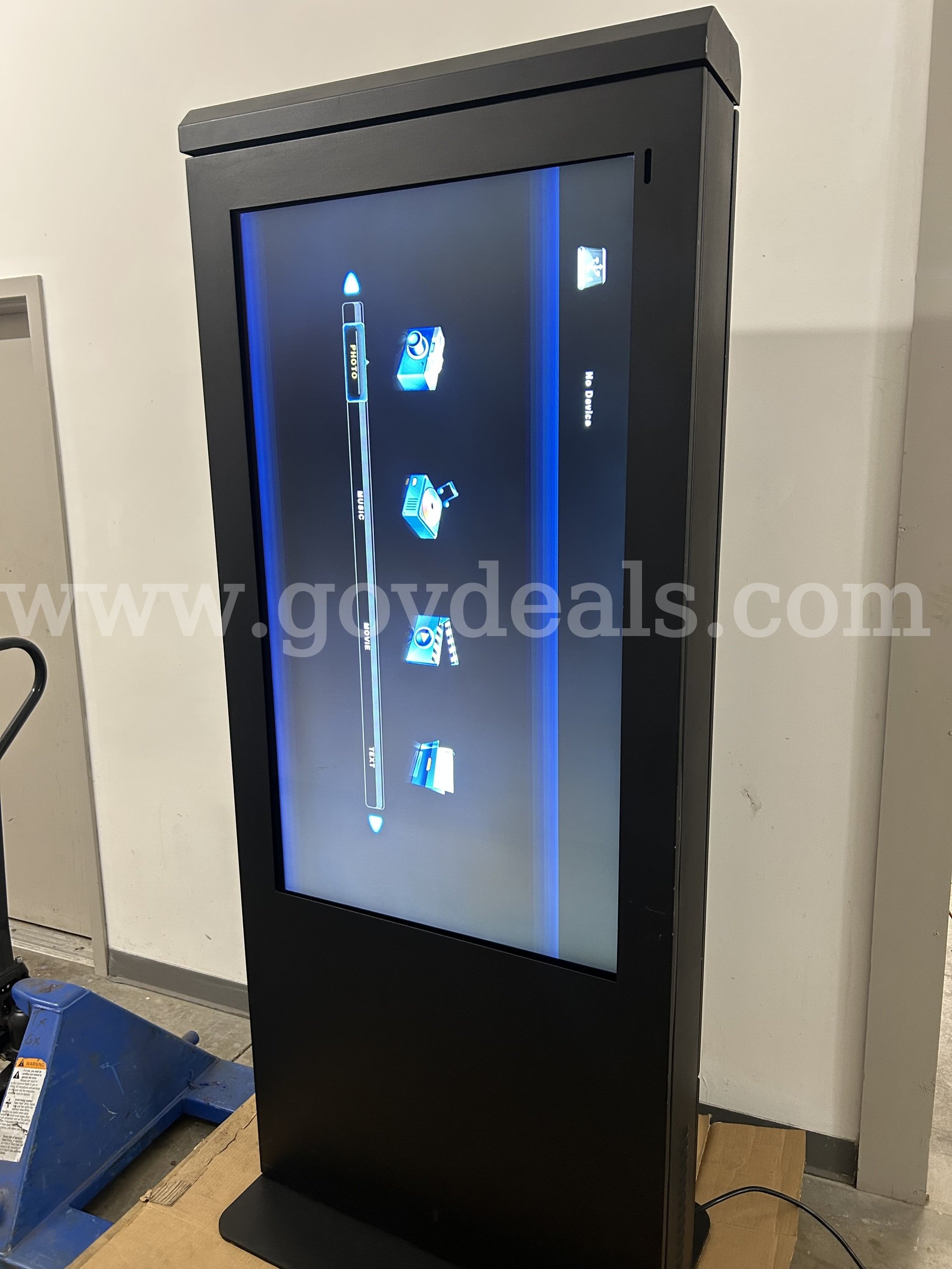 Peerless-AV Xtreme High Outdoor Display 55", IP68 - XHB552, Kiosk KOP555-S-XTR with Remote Control. Tested and Working Peerless-AV XHB552, KOP555-S-XTR Government Surplus Auction - Photo #3