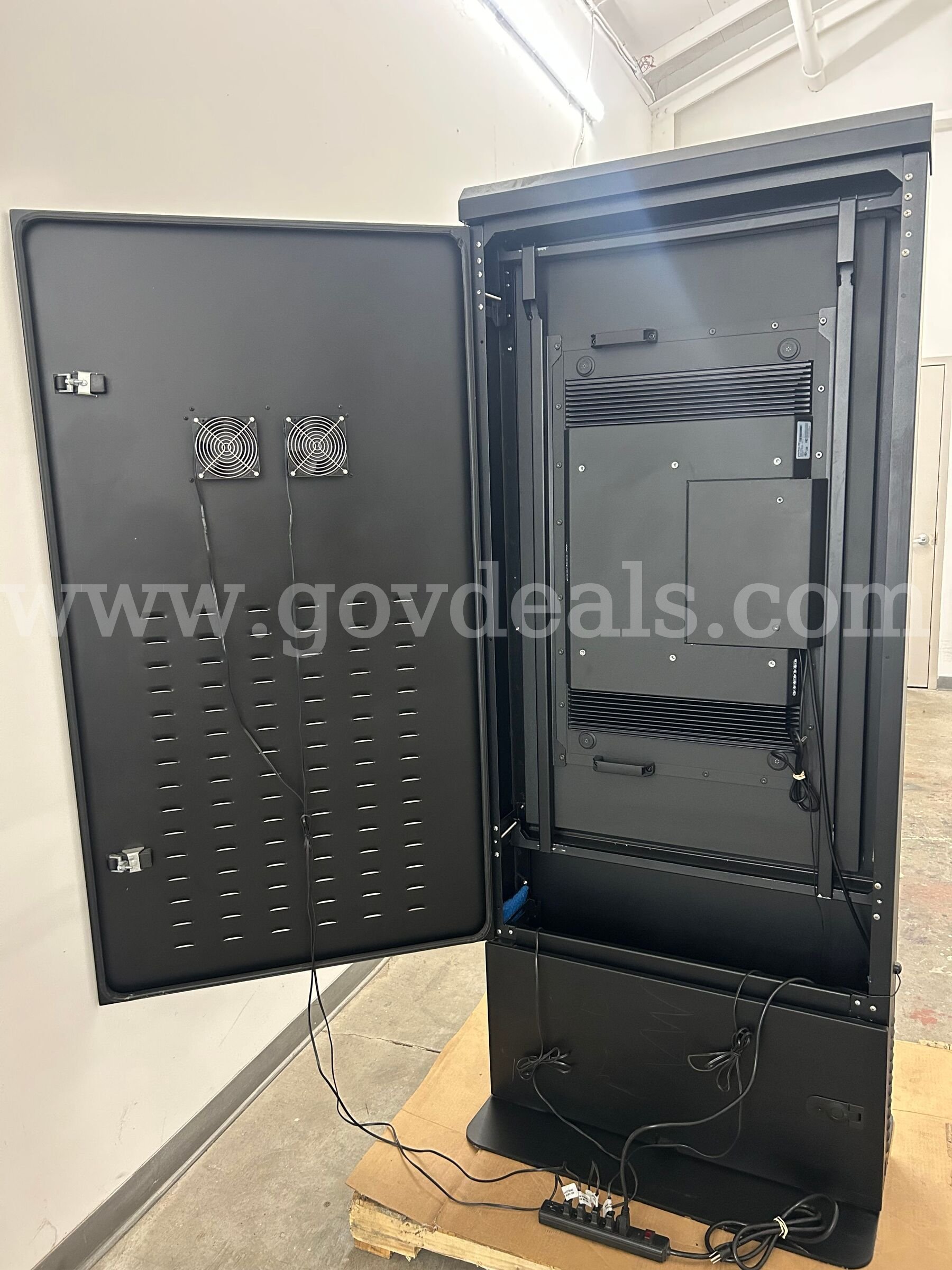 Peerless-AV Xtreme High Outdoor Display 55", IP68 - XHB552, Kiosk KOP555-S-XTR with Remote Control. Tested and Working Peerless-AV XHB552, KOP555-S-XTR Government Surplus Auction - Photo #6