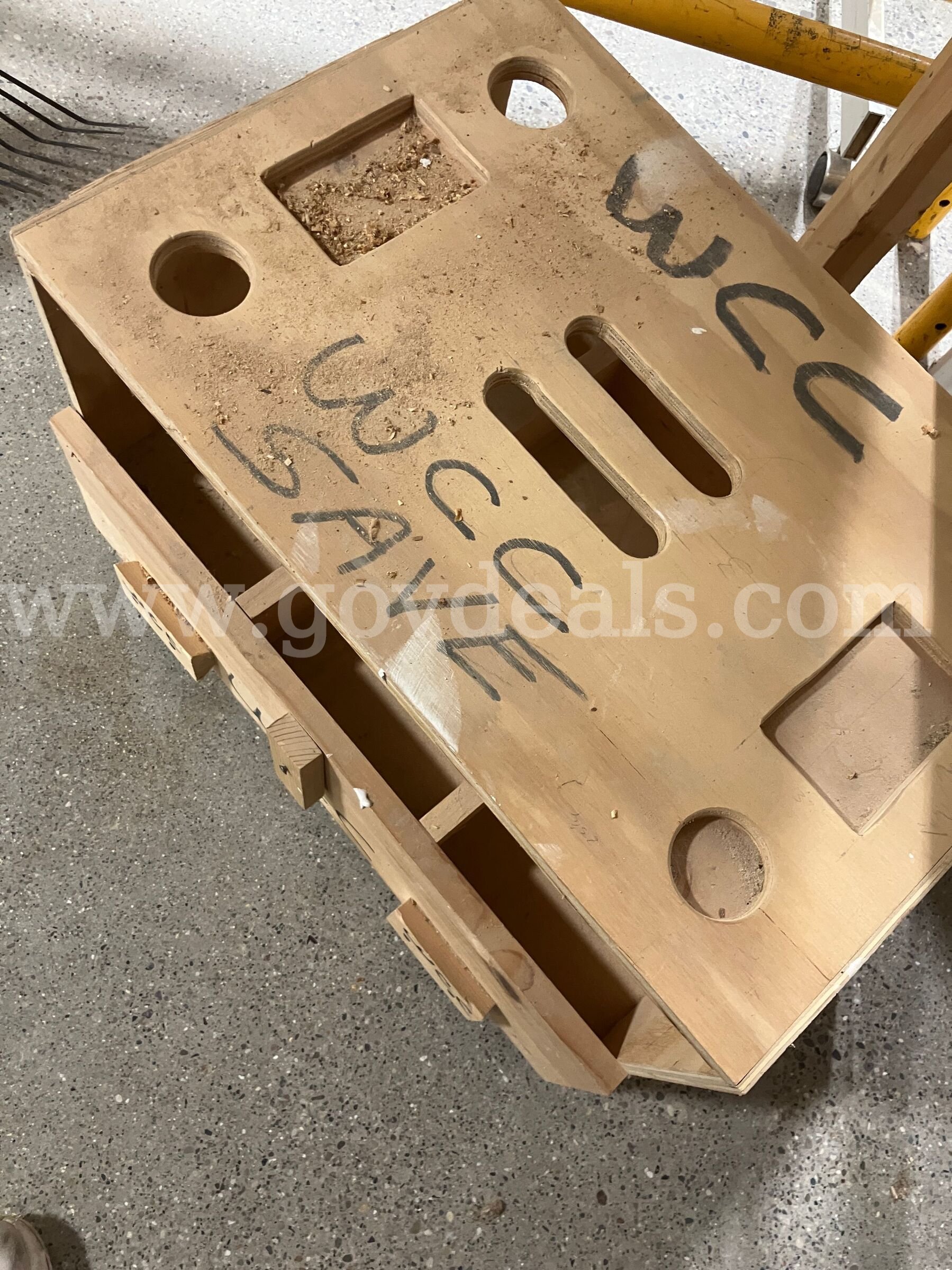 DIY Heavy-Duty Plywood Tool Caddy & Storage Chest w/ Side Bit Holder   Government Surplus Auction - Photo #4