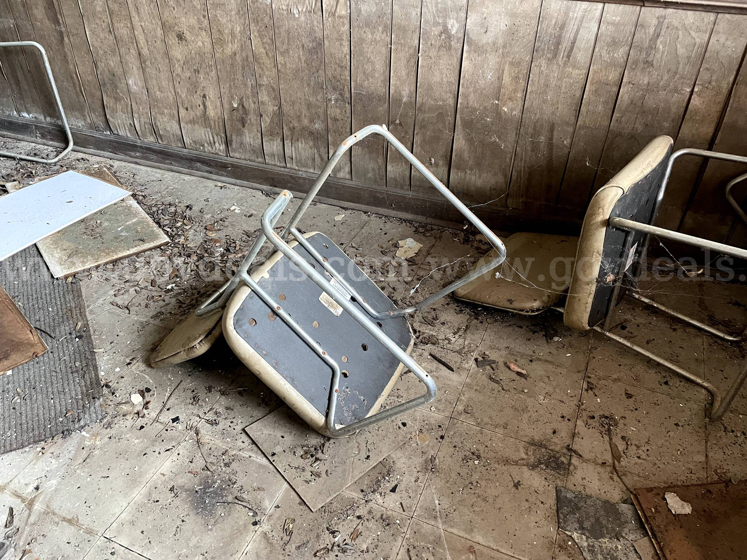 Lot of Chairs and Office Desk   Government Surplus Auction - Photo #2