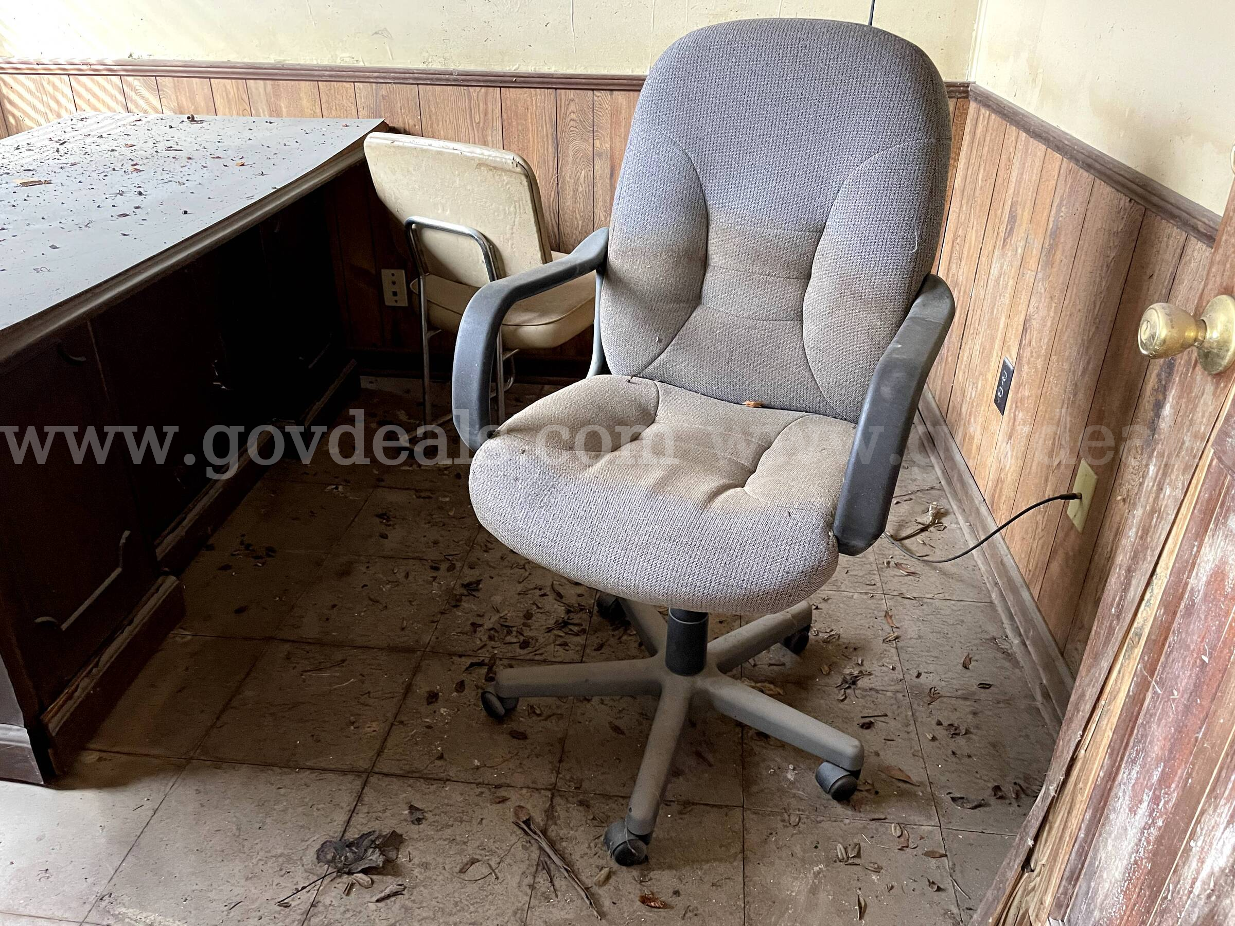 Lot of Chairs and Office Desk   Government Surplus Auction - Photo #3