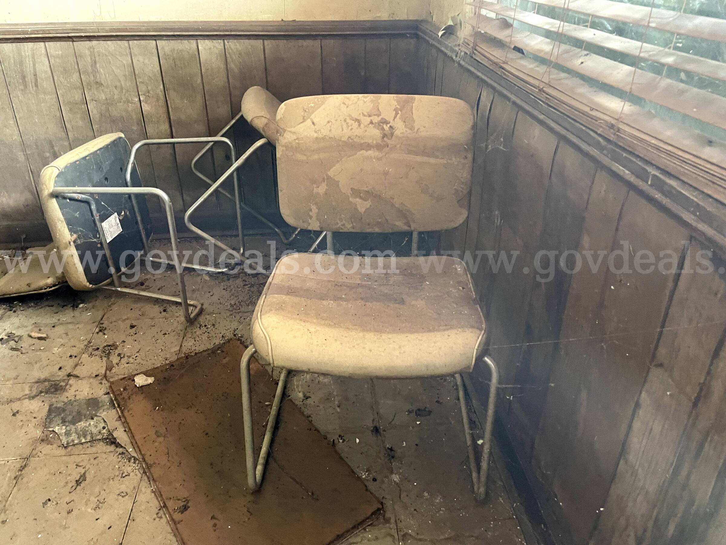Lot of Chairs and Office Desk   Government Surplus Auction - Photo #4