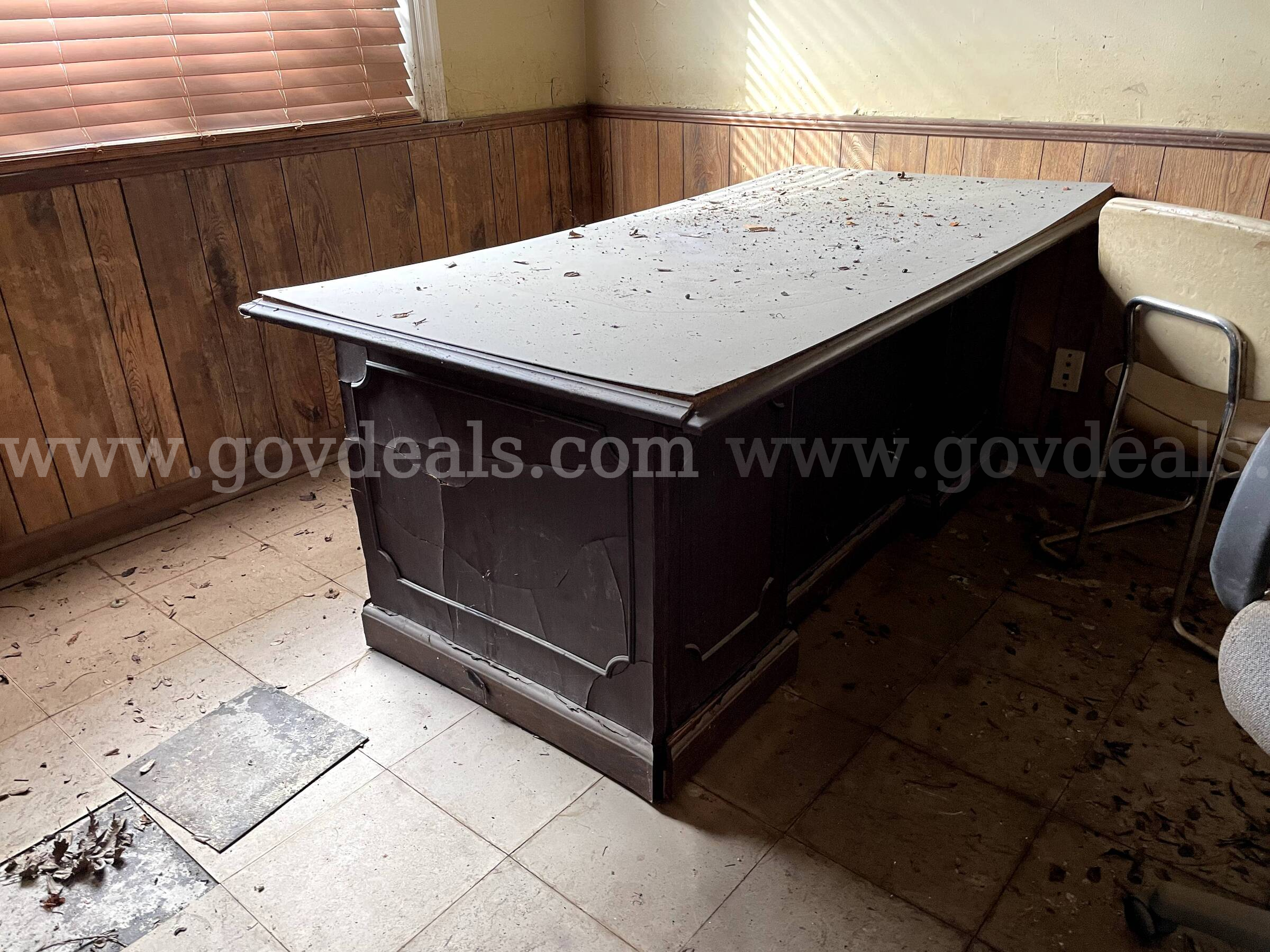 Lot of Chairs and Office Desk   Government Surplus Auction - Photo #6