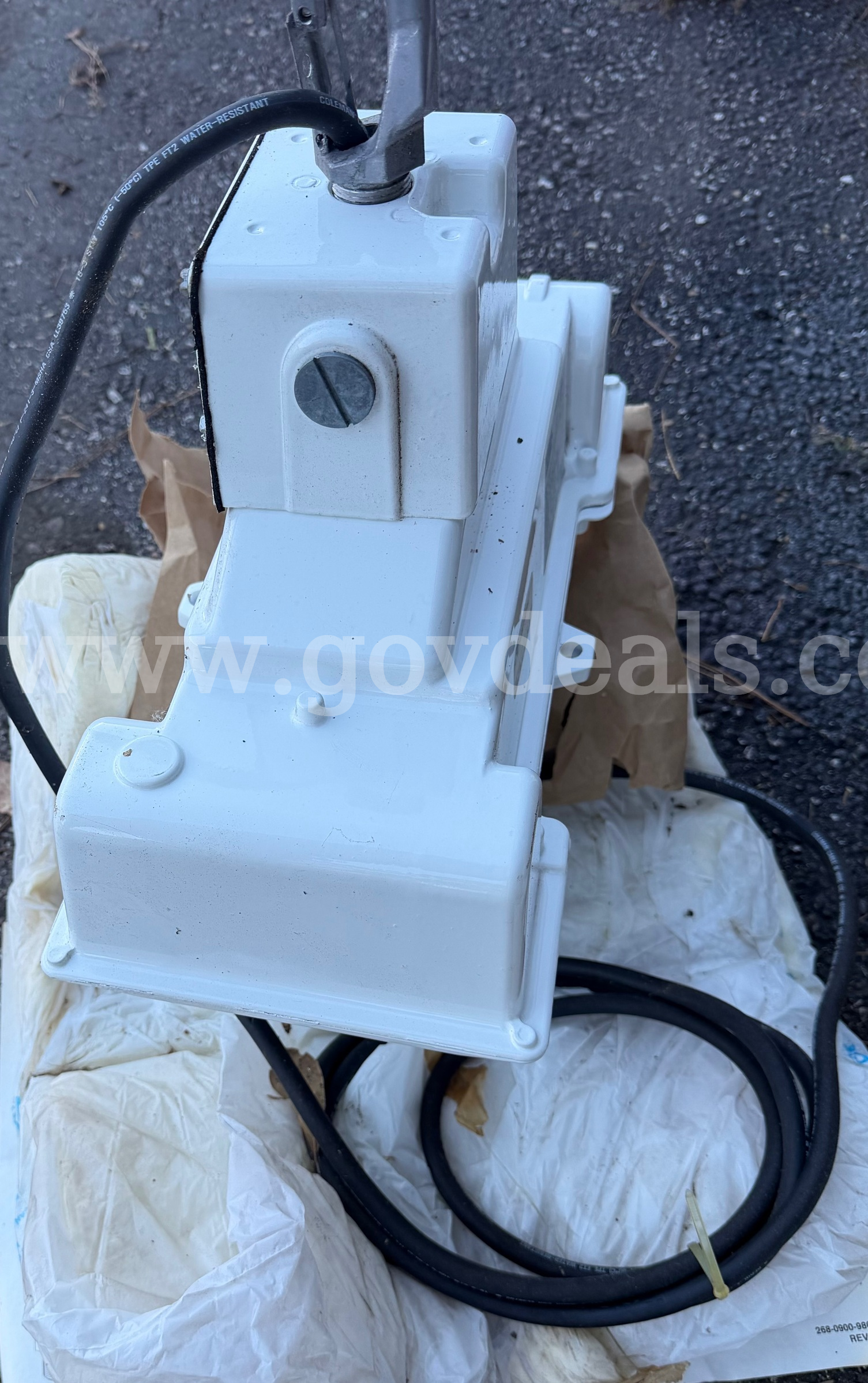 INDUSTRIAL HUBBEL LAMP 1000W MH M47 W0672370 NRTL/C CATALOG NO. CH-10H6-M-NA-C10HL NEVER USED *can ship*  1000W Government Surplus Auction - Photo #2