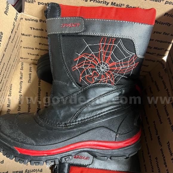 SPYDER UNISEX BOOTS (BOYS,GIRLS OR WOMEN'S) SIZE 4 EXCELLENT CONDITIONS *WILL SHIP*   Government Surplus Auction - Primary Photo