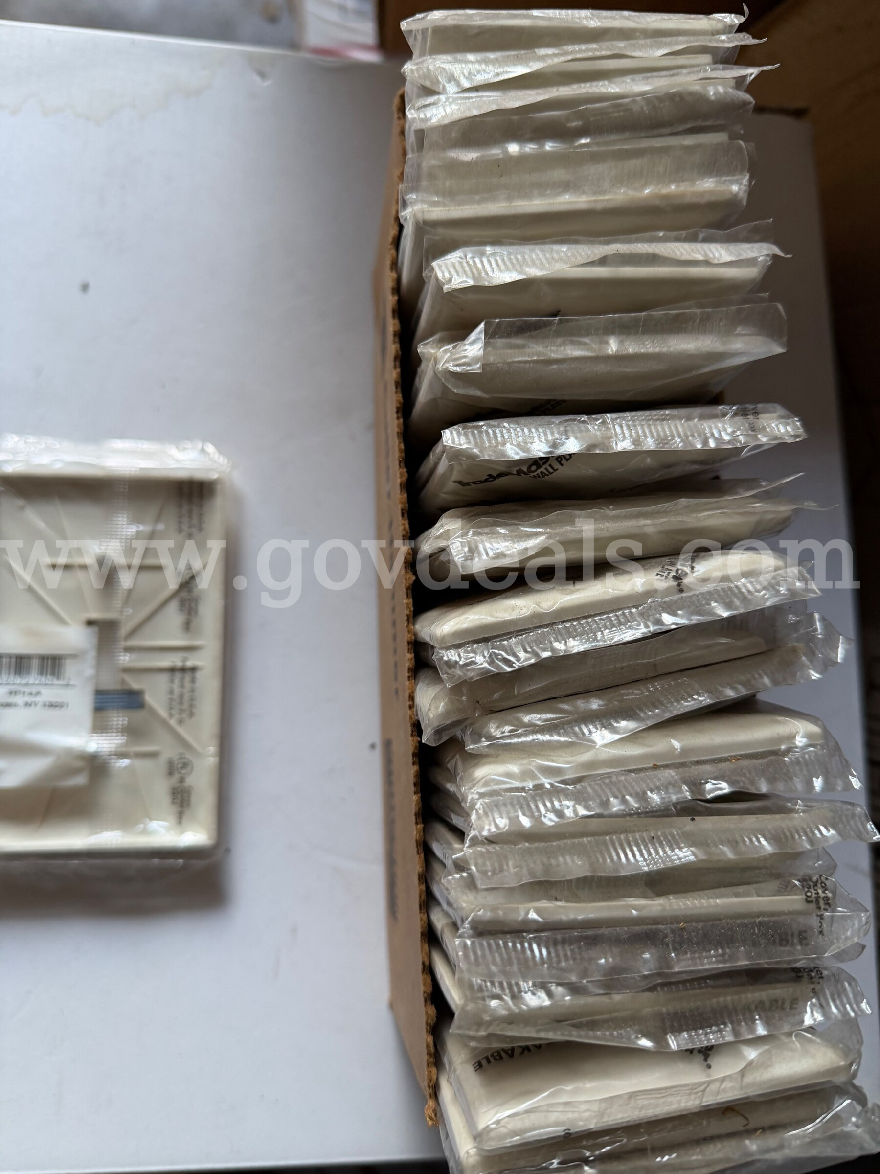 LOT Pass and Seymour Toggle Switch Opening 1-Gang Nylon Wall Plate, TP1LA, Light Almond *WILL SHIP*   Government Surplus Auction - Photo #2