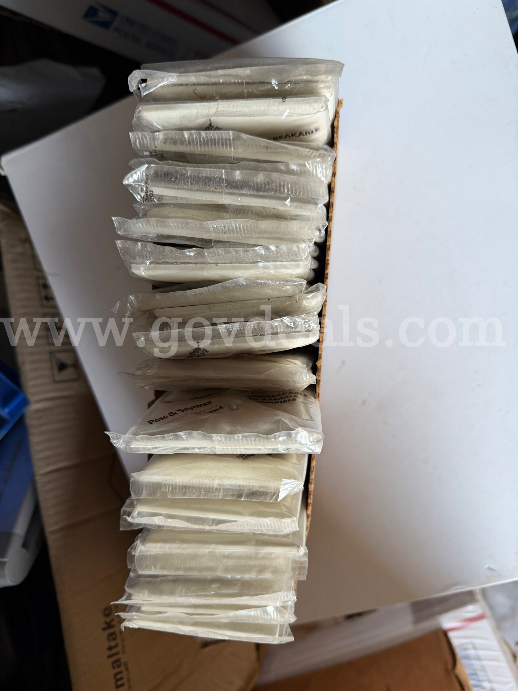 LOT Pass and Seymour Toggle Switch Opening 1-Gang Nylon Wall Plate, TP1LA, Light Almond *WILL SHIP*   Government Surplus Auction - Photo #3