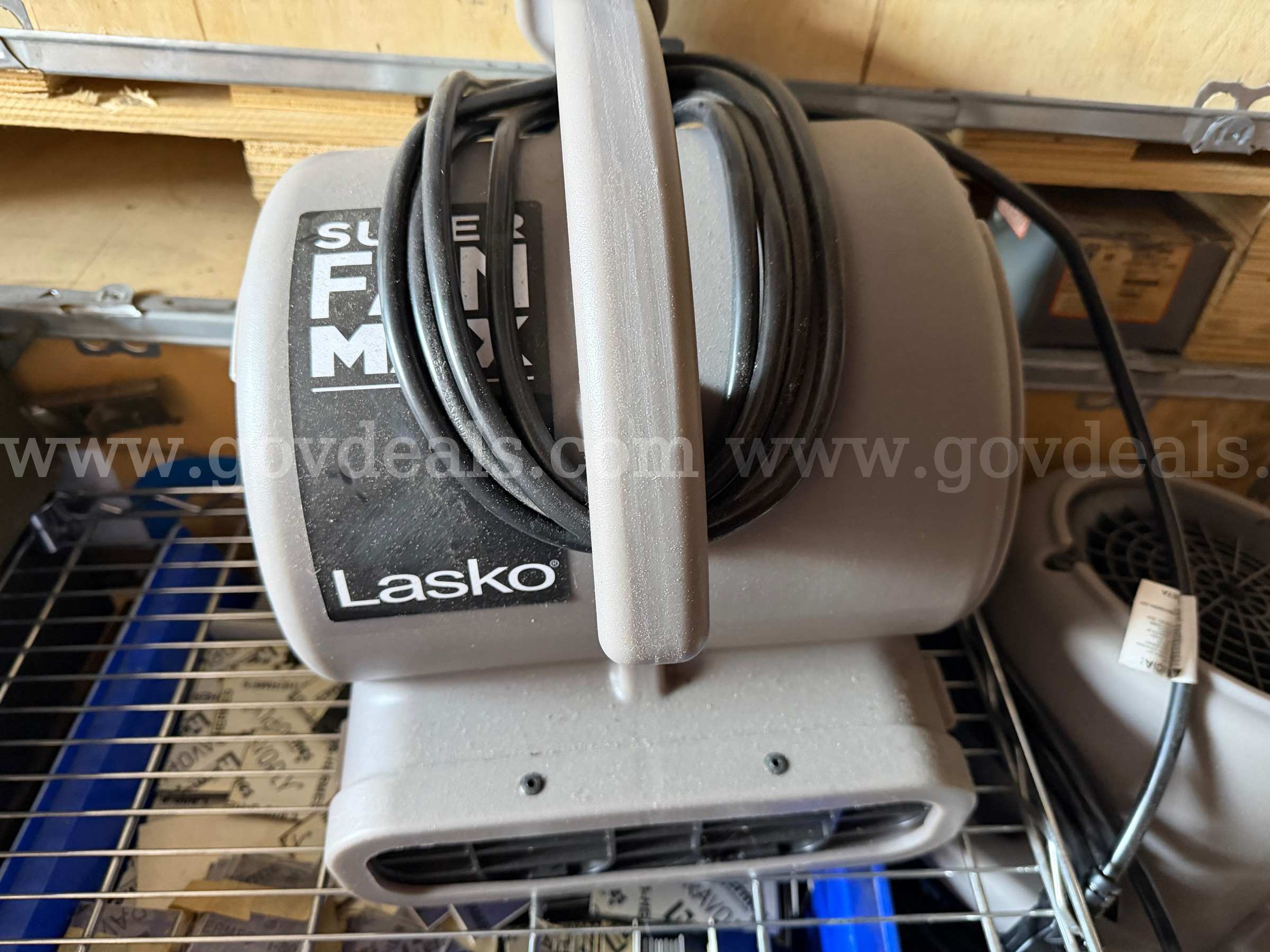 Lasko13.5 Super Fan Max 3-Speed Air Mover Floor Fan with Outlets,Grey *will ship*   Government Surplus Auction - Primary Photo
