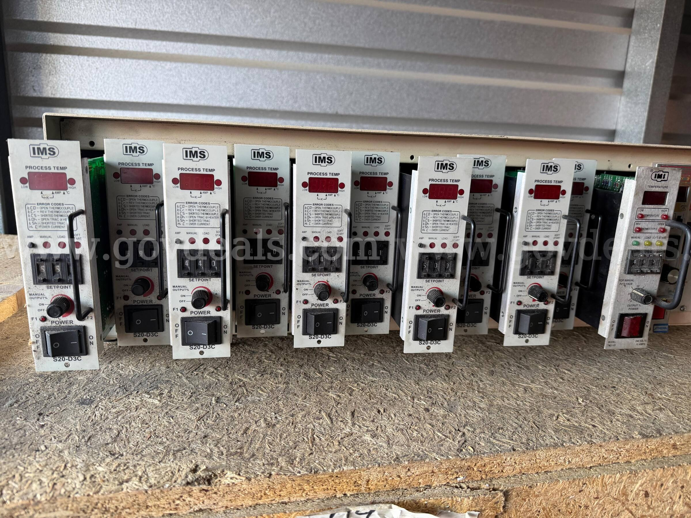IMS INDUSTRIAL MOLDING SUPPLIES MICROPROCESSOR /THERMOCOUPLE/POWER HIGH VOLTAGE/IMP 15/15 AMPS 50/60HZ /3600 W MAX  3600 Government Surplus Auction - Photo #2
