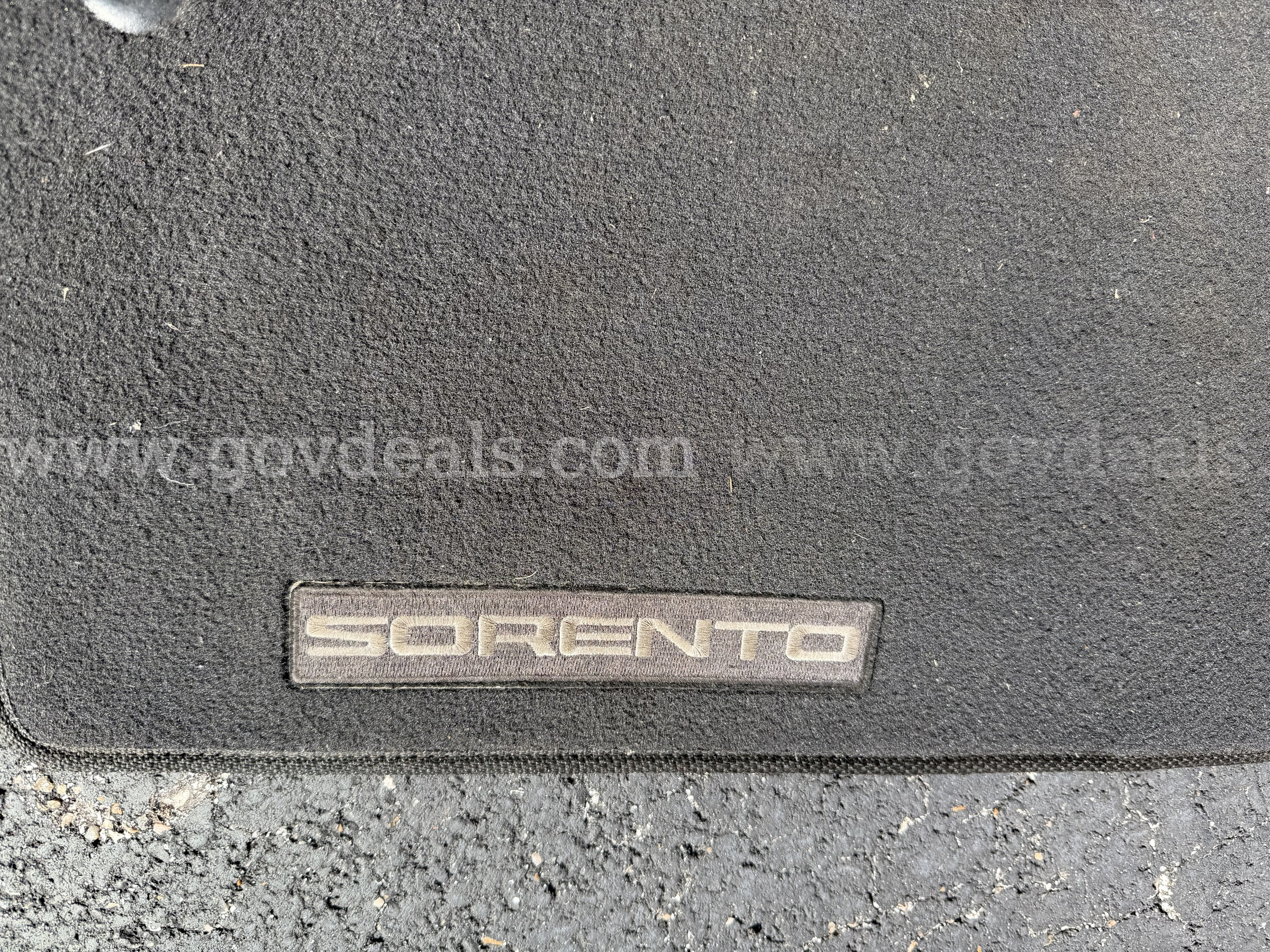 KIA SORENTO 2019 - ORIGINAL USED FLOR MAT *WILL SHIP*   Government Surplus Auction - Photo #4