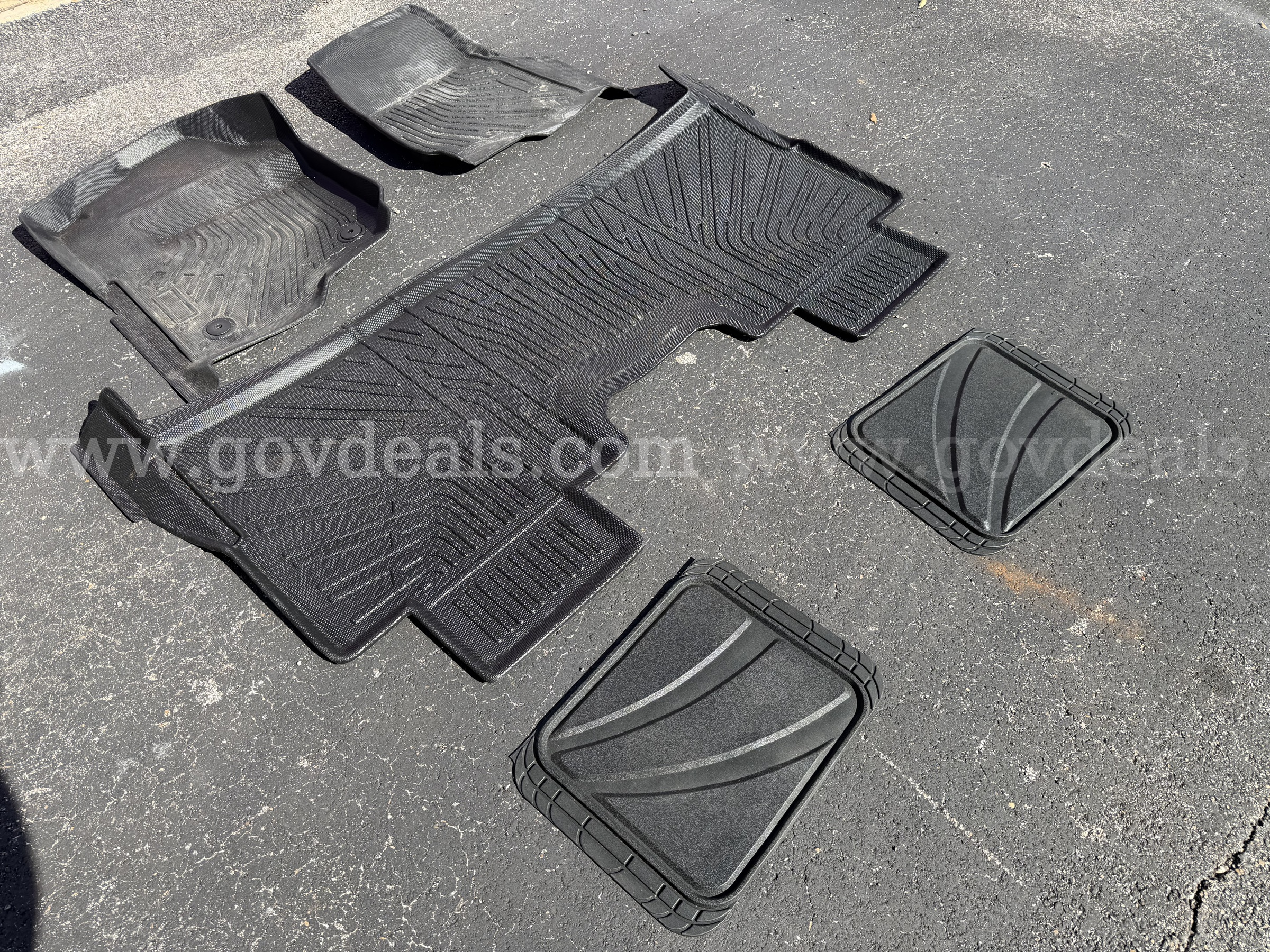 2021 FORD F-250 PICKUP TRUCK LIGHTLY USED RUBBER FLOR MAT