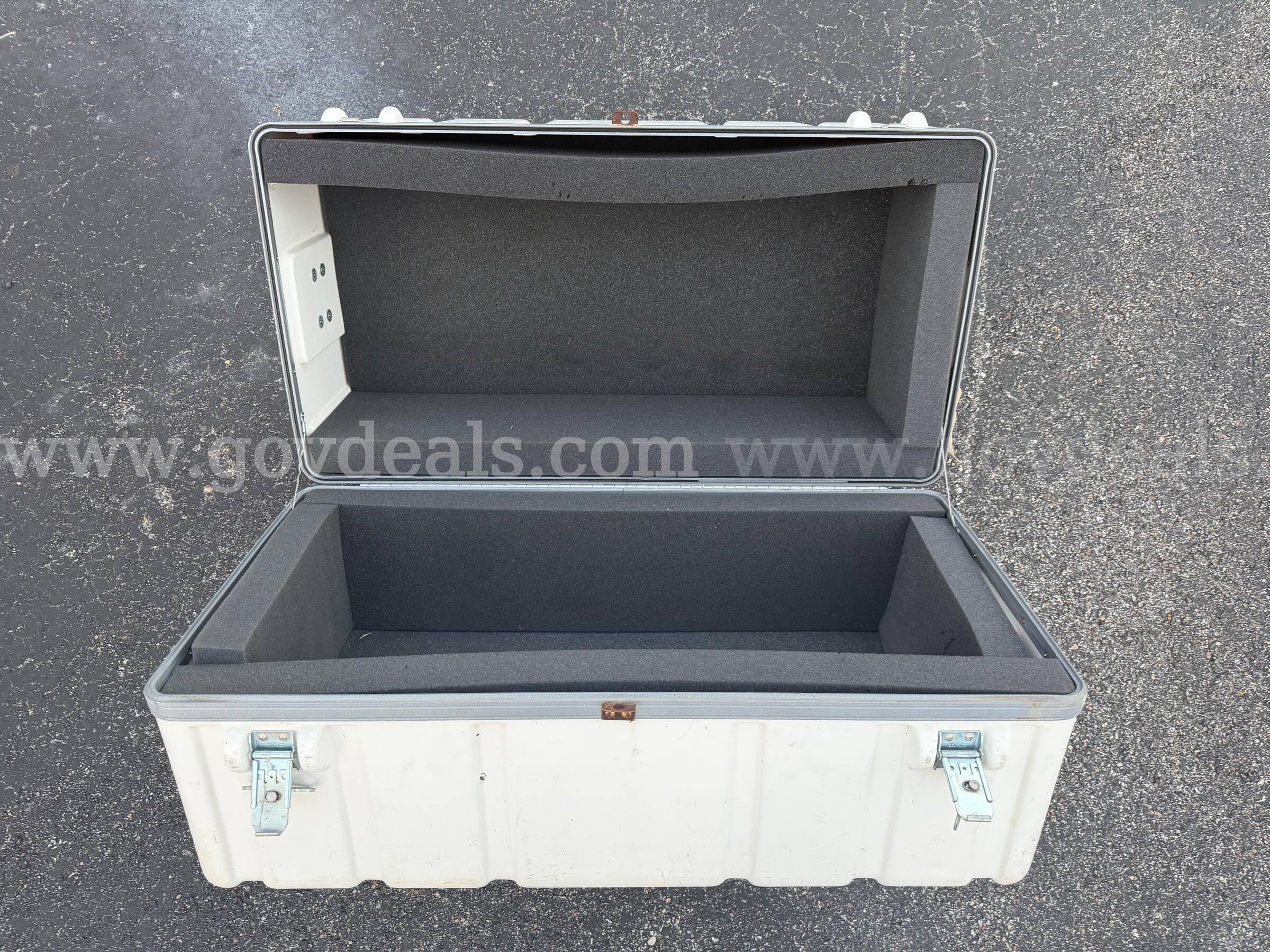 U.S. ARMY Military HARD TRANSPORTATION CASE "SOUTHCO" HUGE SIZE COLOR WHITE USED Case  Government Surplus Auction - Photo #5