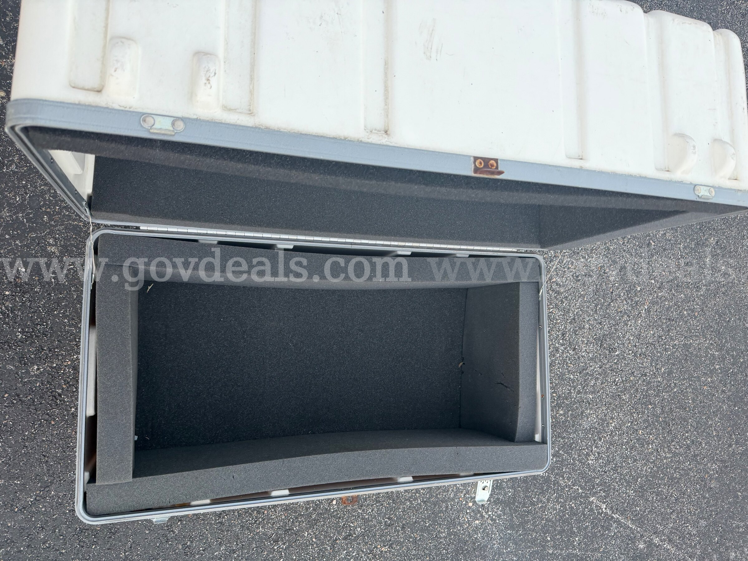 U.S. ARMY Military HARD TRANSPORTATION CASE "SOUTHCO" HUGE SIZE COLOR WHITE USED Case  Government Surplus Auction - Photo #6