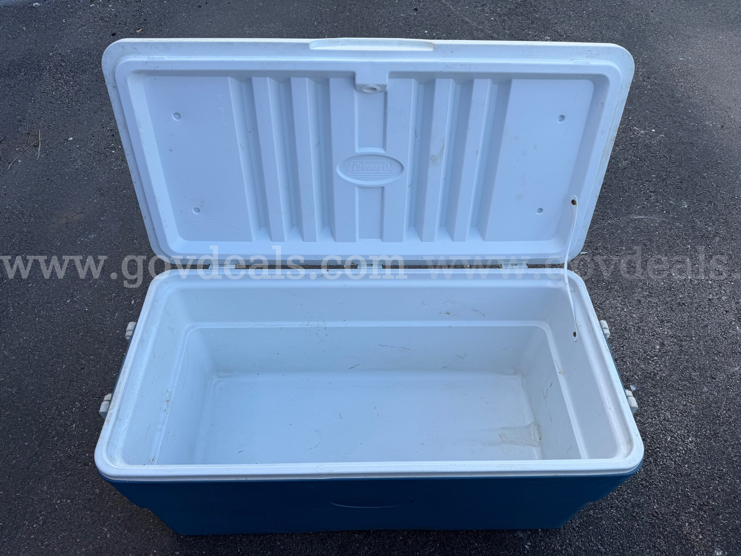 COLEMANS COOLER JUMBO SIZE WITH 2 HANDLES SIZE 37" x 19" x 18"   Government Surplus Auction - Photo #4