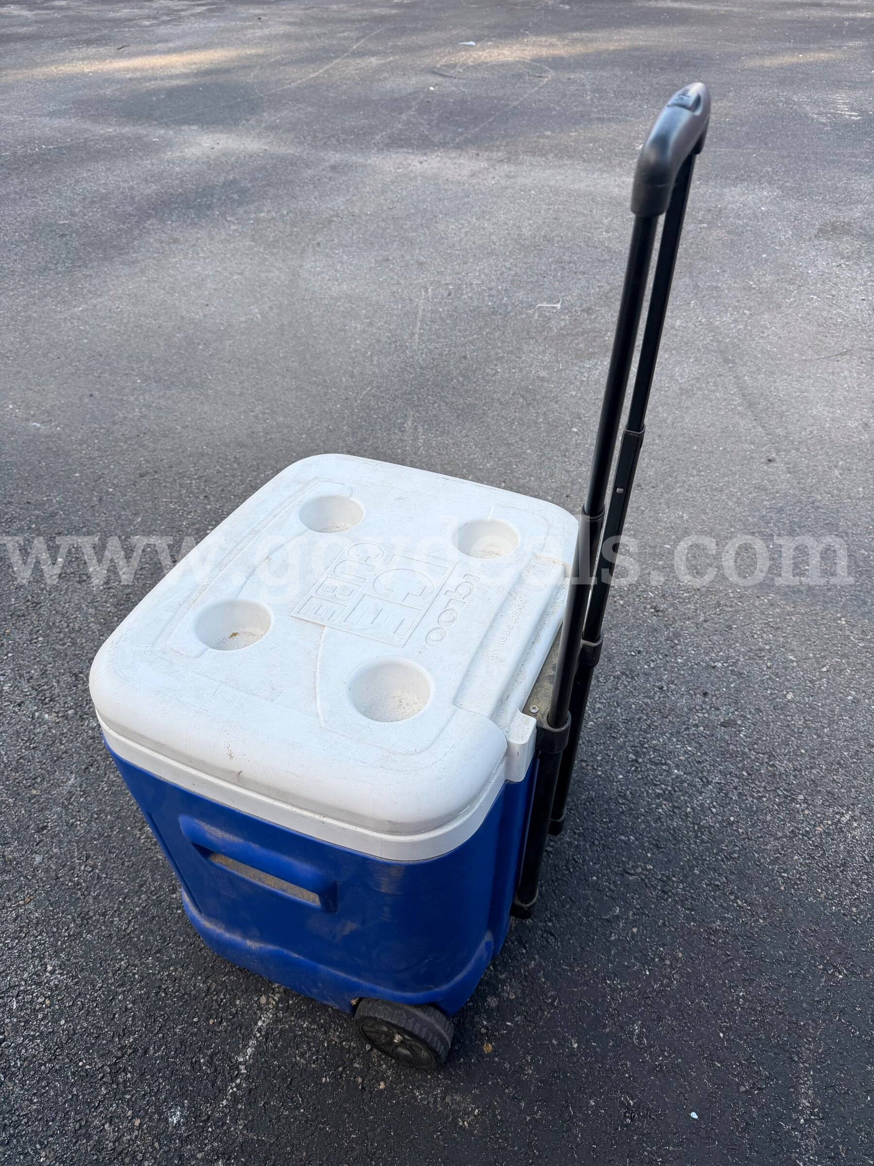 IGLOO ICE CUBE COOLER BIG SIZE WITH  WHEELS AND HANDLE SIZE 19" x 19" x 19"   Government Surplus Auction - Photo #2