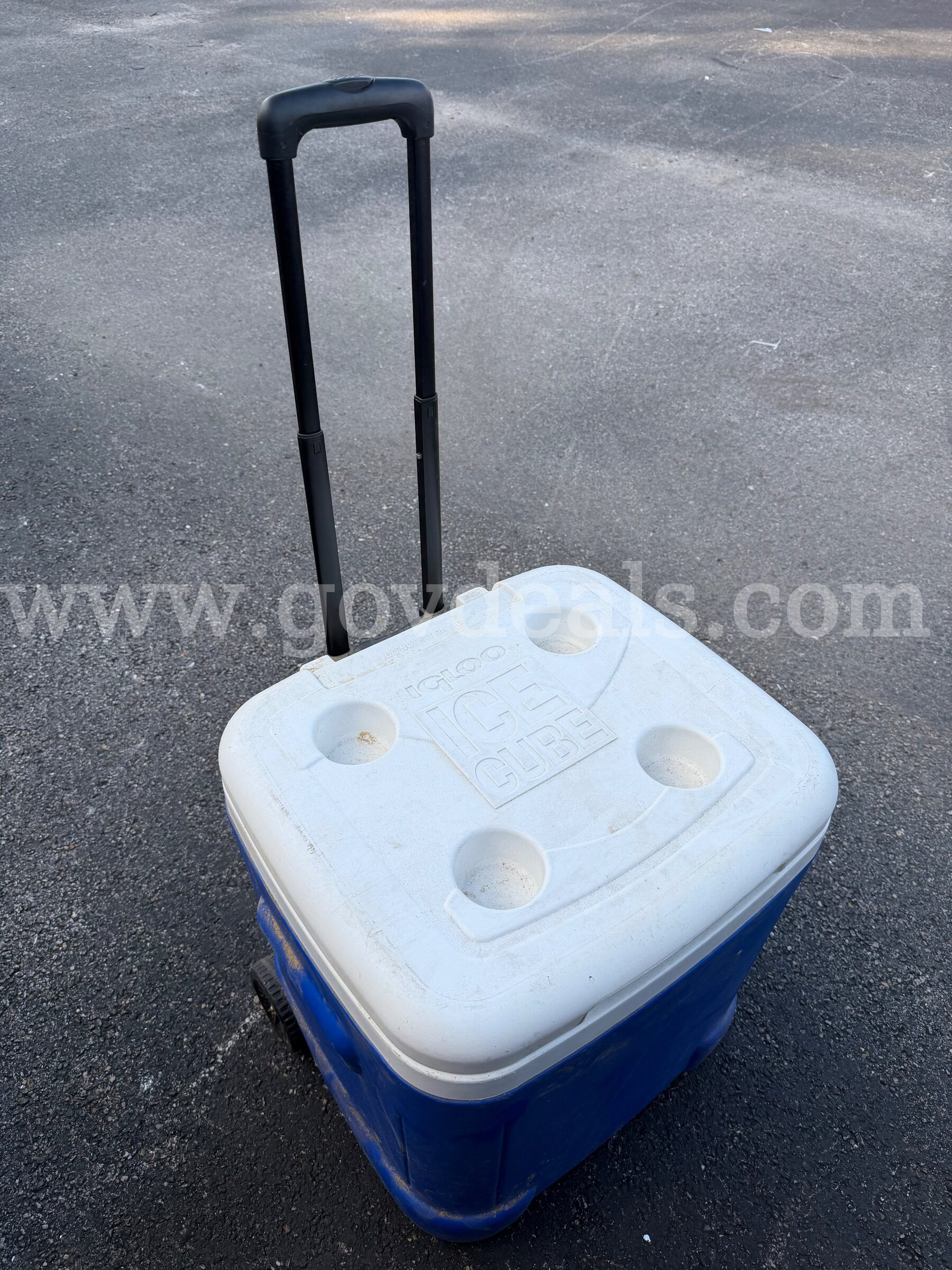 IGLOO ICE CUBE COOLER BIG SIZE WITH  WHEELS AND HANDLE SIZE 19" x 19" x 19"   Government Surplus Auction - Photo #4
