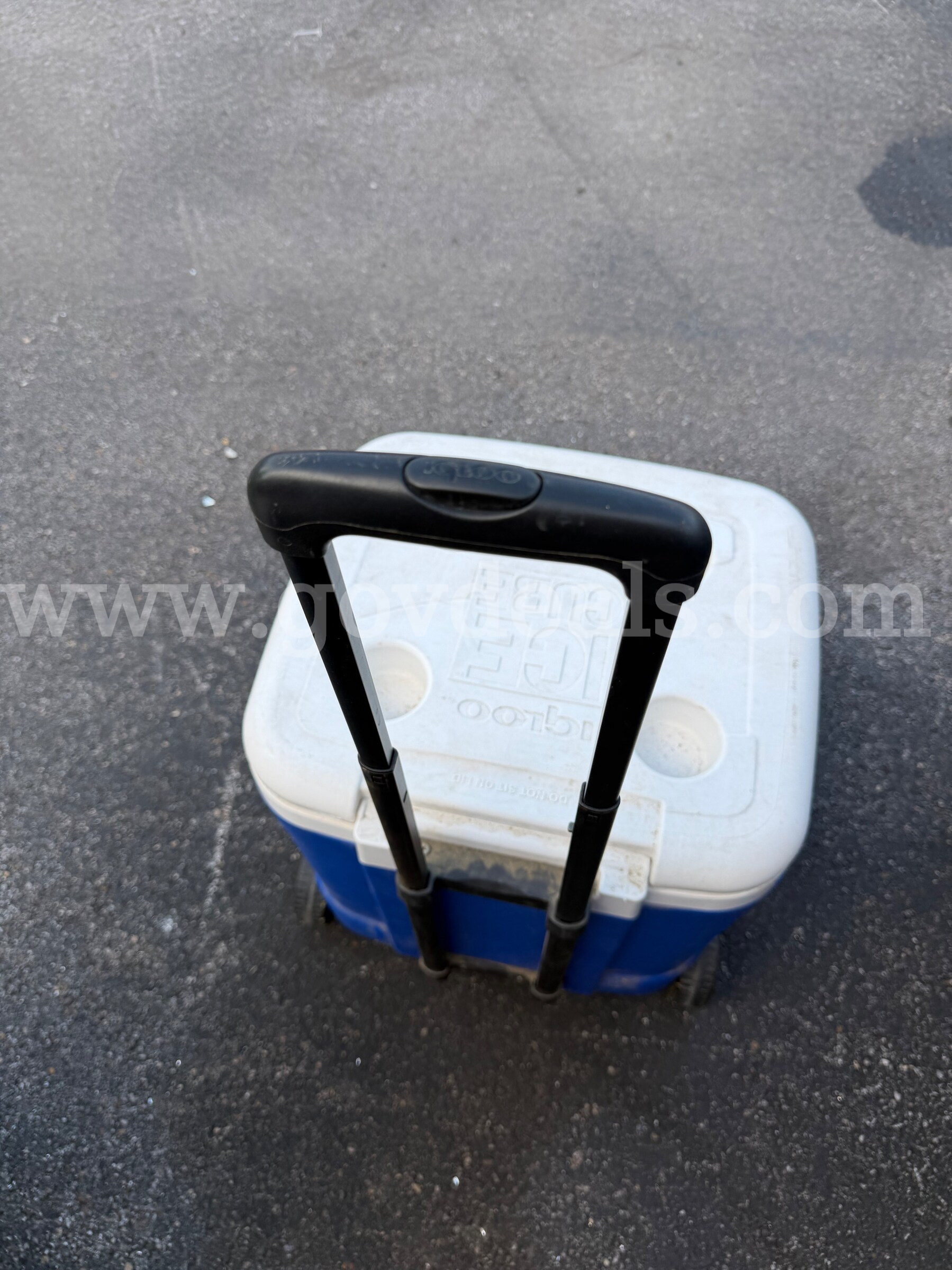 IGLOO ICE CUBE COOLER BIG SIZE WITH  WHEELS AND HANDLE SIZE 19" x 19" x 19"   Government Surplus Auction - Photo #5