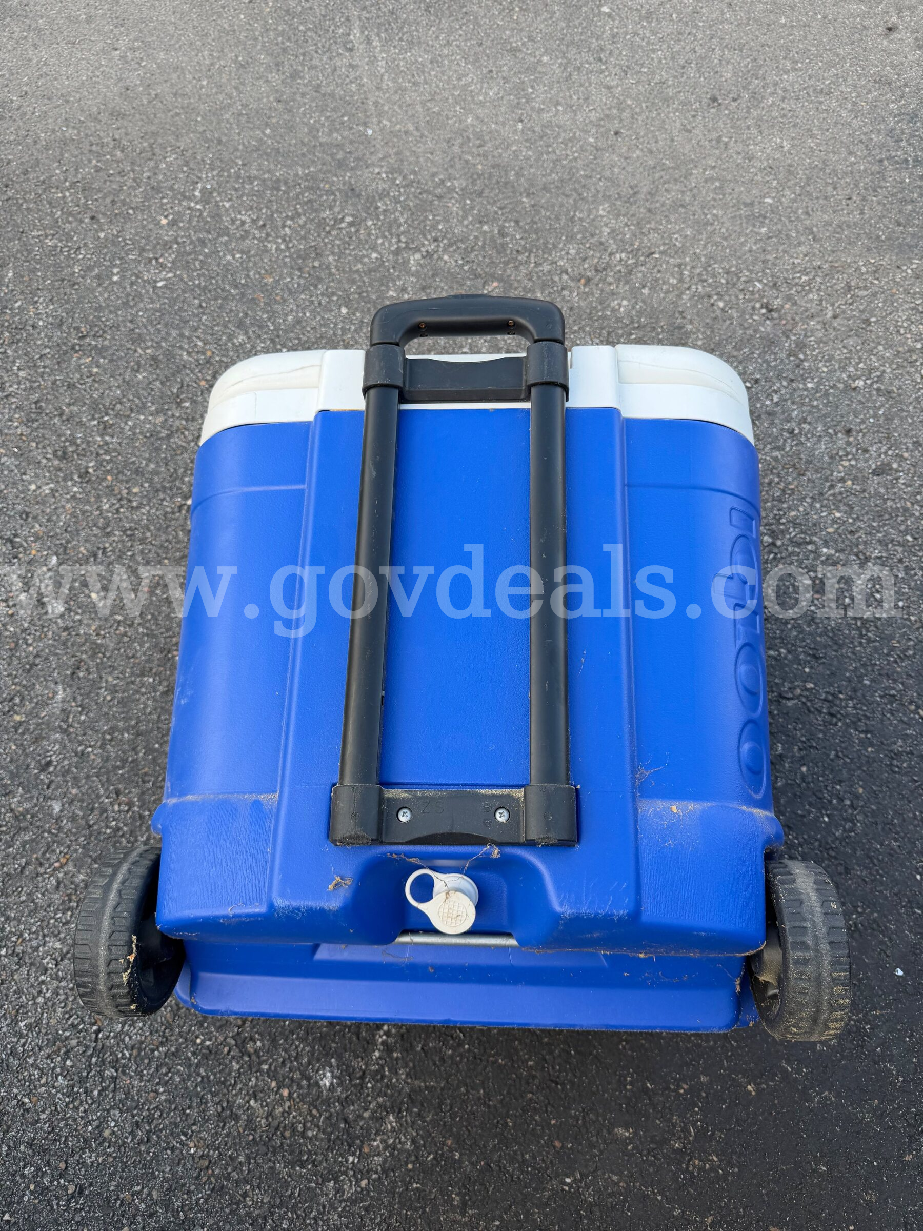IGLOO ICE CUBE COOLER BIG SIZE WITH  WHEELS AND HANDLE SIZE 19" x 19" x 19"   Government Surplus Auction - Photo #6
