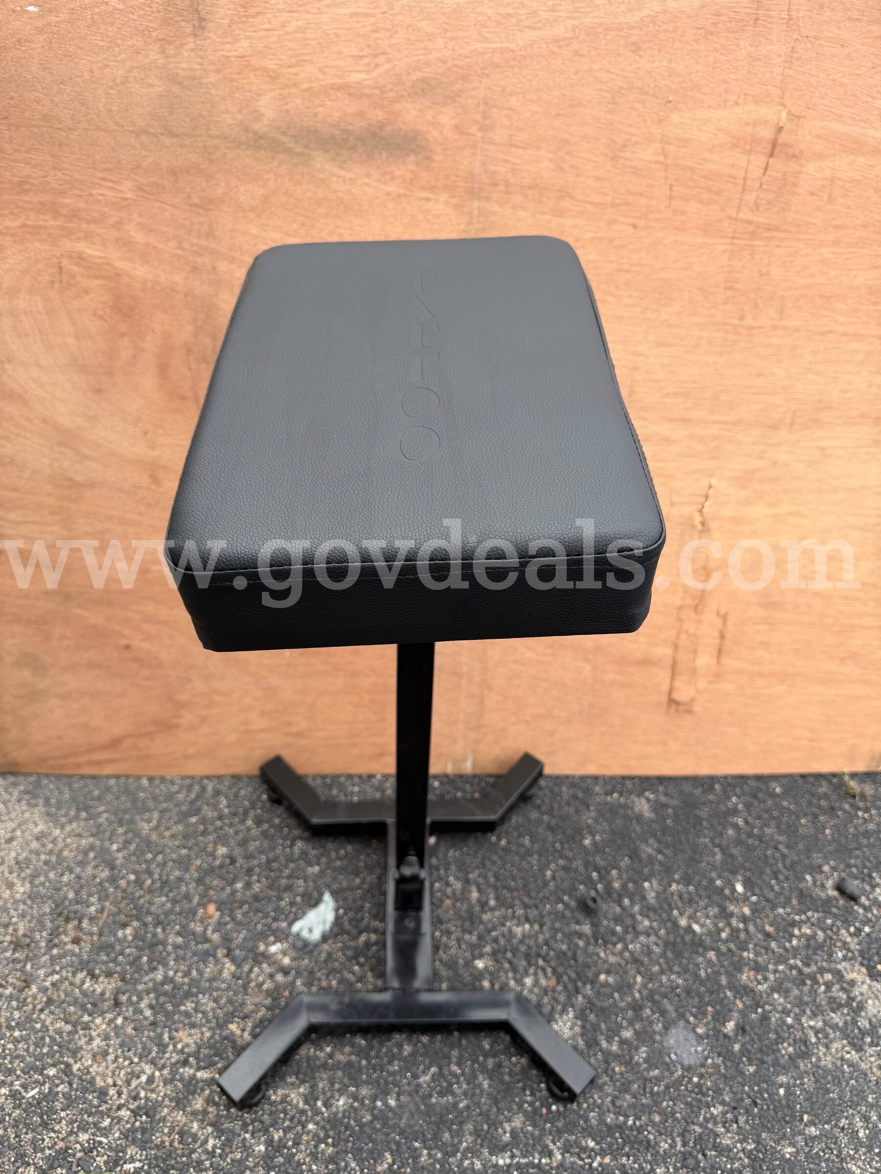 TATTOO EXTENDABLE ARMREST STANDS BLACK GENUINE LEATHER NEW   Government Surplus Auction - Photo #4