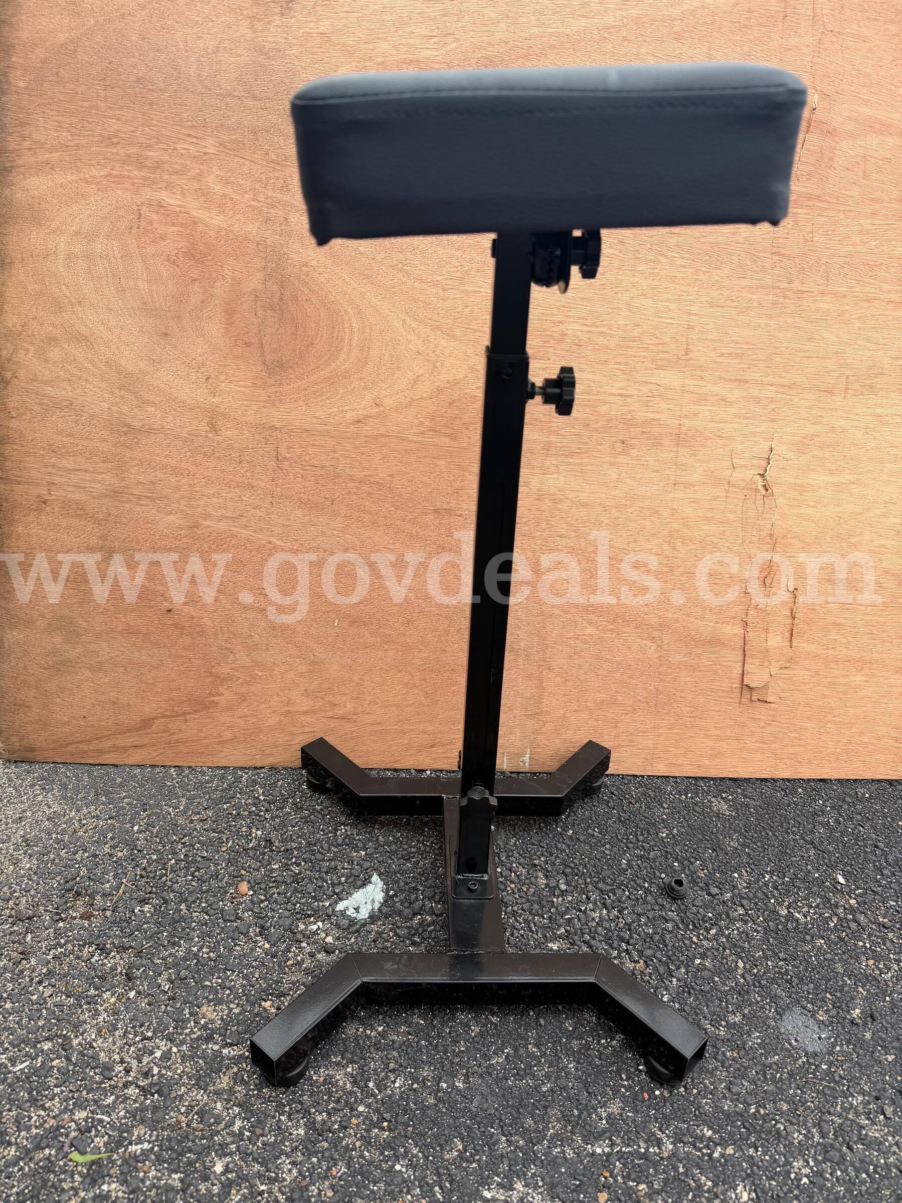 TATTOO EXTENDABLE ARMREST STANDS BLACK GENUINE LEATHER NEW   Government Surplus Auction - Photo #6