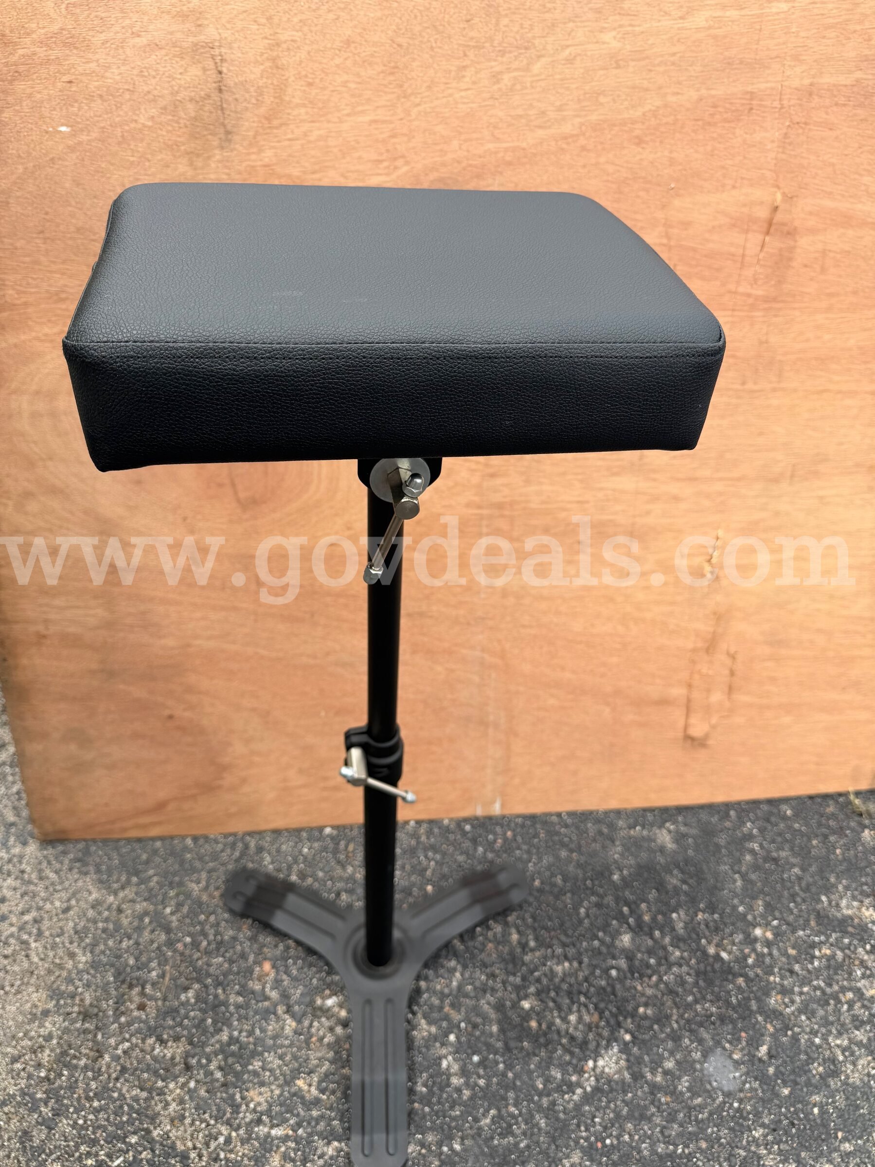 TATTOO EXTENDABLE ARMREST STANDS BLACK GENUINE LEATHER NEW   Government Surplus Auction - Photo #2