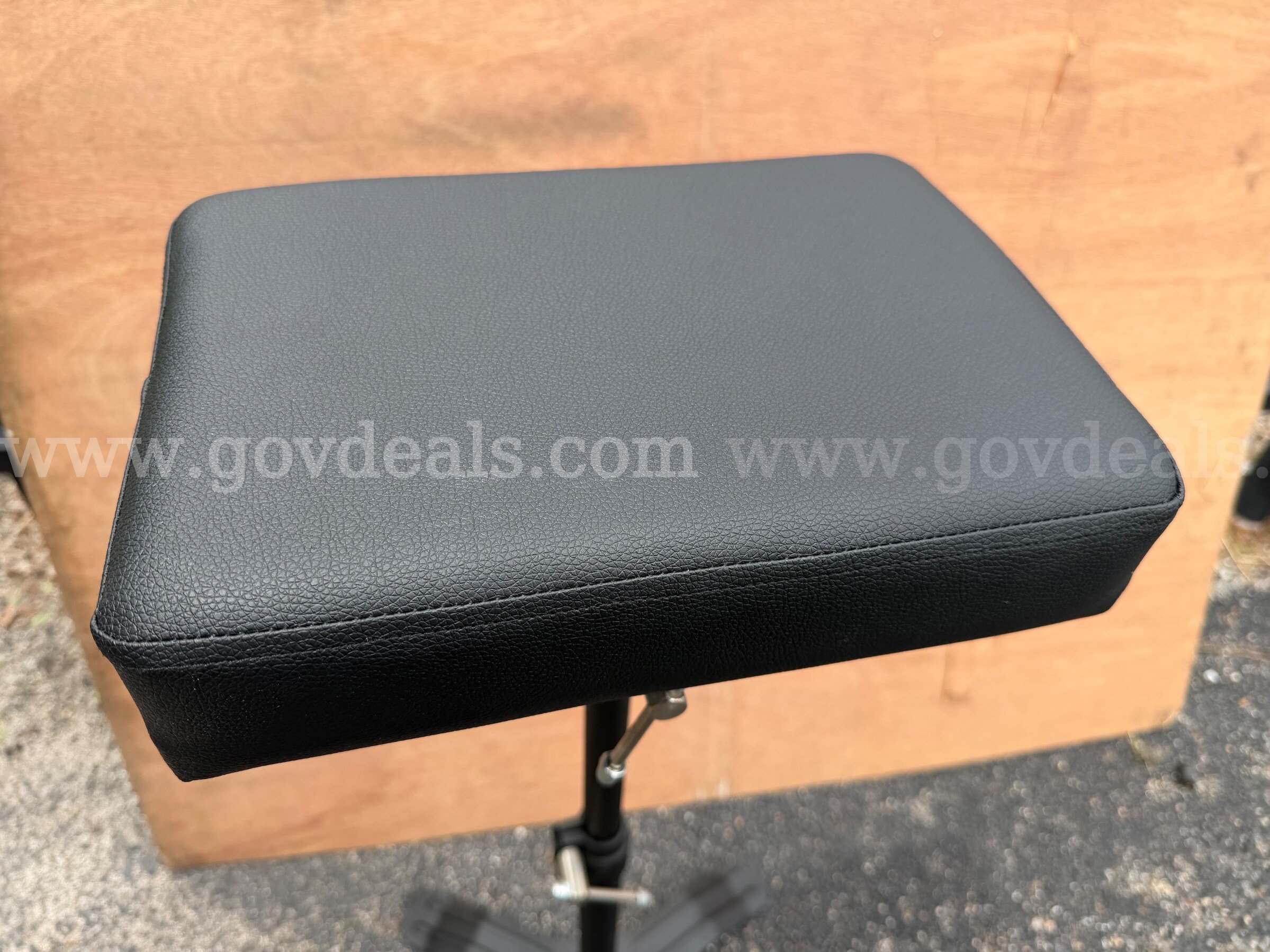 TATTOO EXTENDABLE ARMREST STANDS BLACK GENUINE LEATHER NEW   Government Surplus Auction - Photo #3