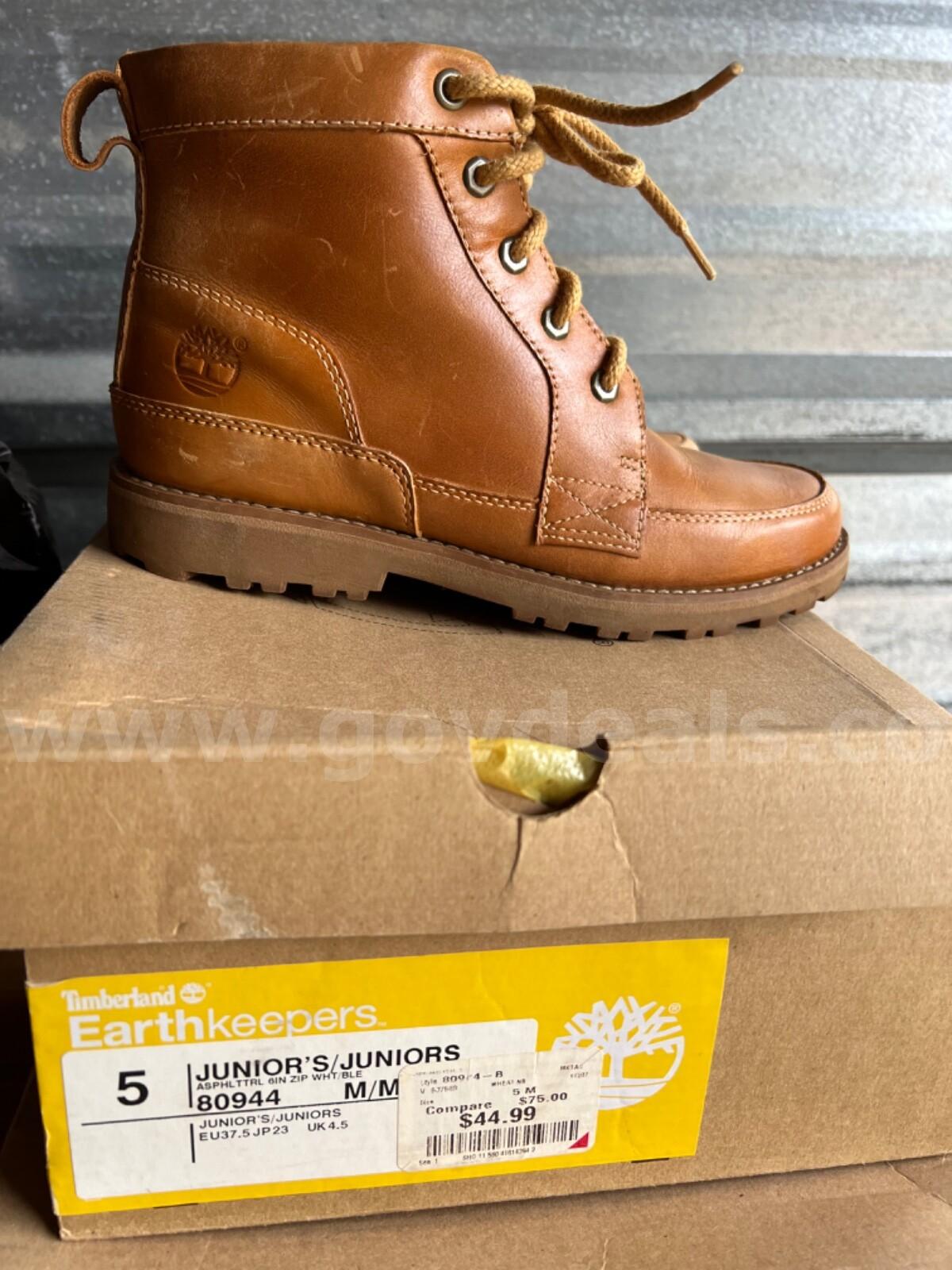 RARE/TIMBERLAND Boots UNISEX JUNIORS 80944 ASPHLTTRL 6IN ZIP WHT/BLE Size 5 *WILL SHIP*   Government Surplus Auction - Primary Photo