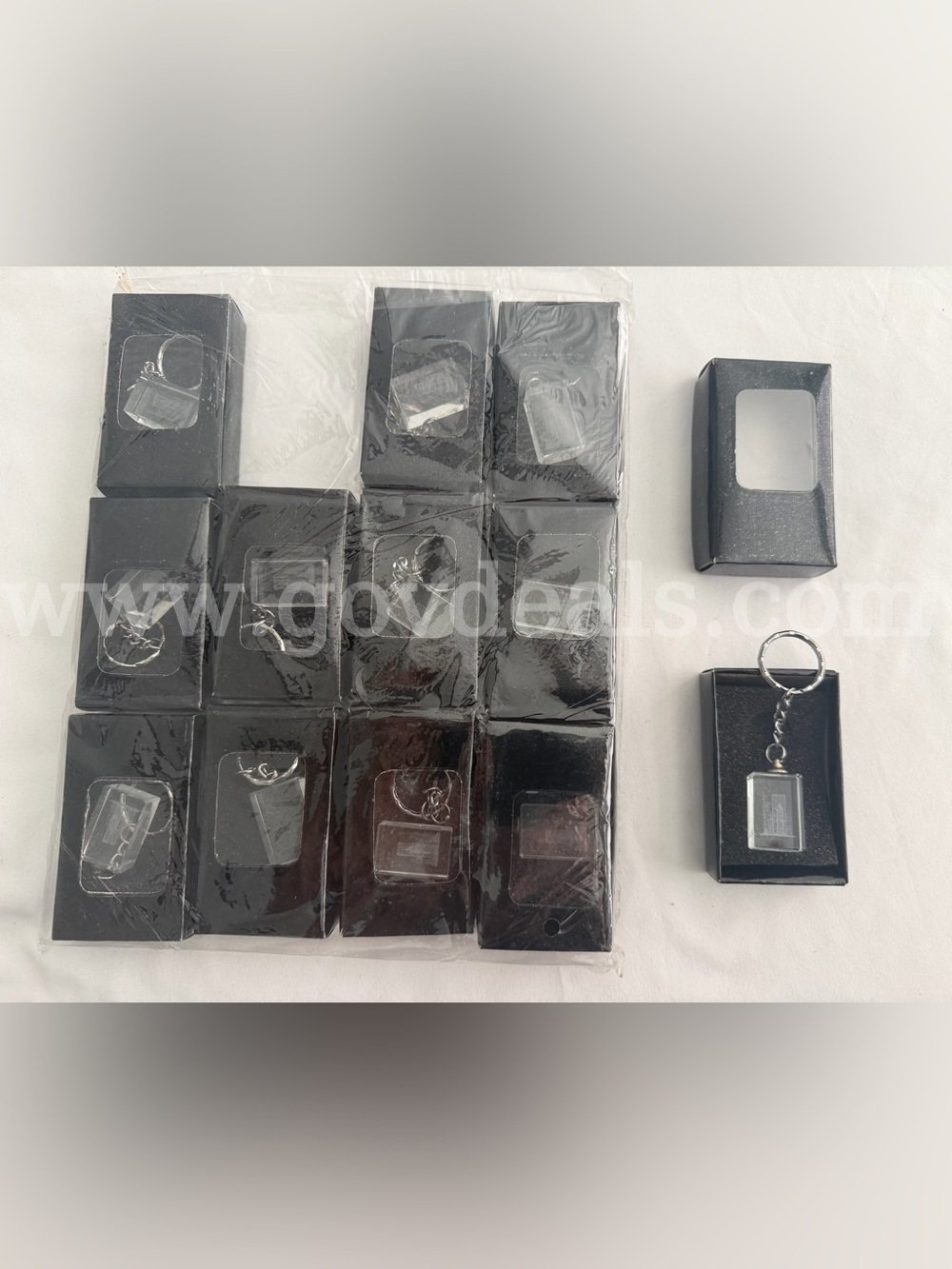 LOT OF 12 VINTAGE CRYSTAL KEY CHAINS NY CITY WTC,EMPIRE STATE BUILDING BRAND NEW *WILL SHIP*   Government Surplus Auction - Photo #2